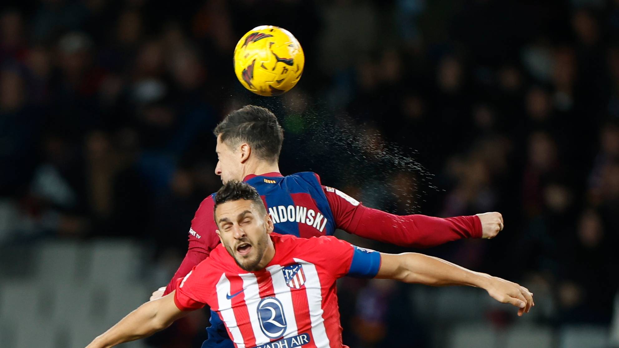 epa11009817 FC Barcelona&#039;s Robert Lewandowski (back) in action against Atletico Madrid&#039;s Koke Resurreccion (front) during the Spanish LaLiga soccer match between FC Barcelona and Atletico de Madrid, in Barcelona, Spain, 03 December 2023.  EPA/Alberto Estevez