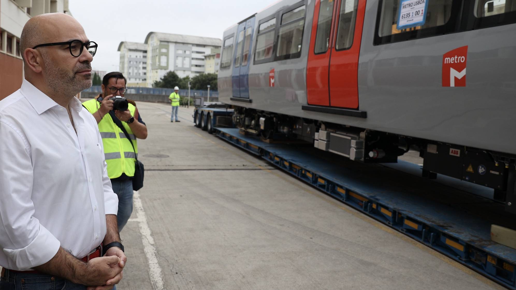 O ministro das Infraestruturas e Habitação, Miguel Pinto Luz (E), na visita às instalações onde assistiu à transferência da 1.ª unidade tripla das novas carruagens do Metropolitano de Lisboa dos camiões TIR, vindos de Espanha, para a via-férrea, em Lisboa, 09 de agosto de 2024. MIGUEL A. LOPES/LUSA