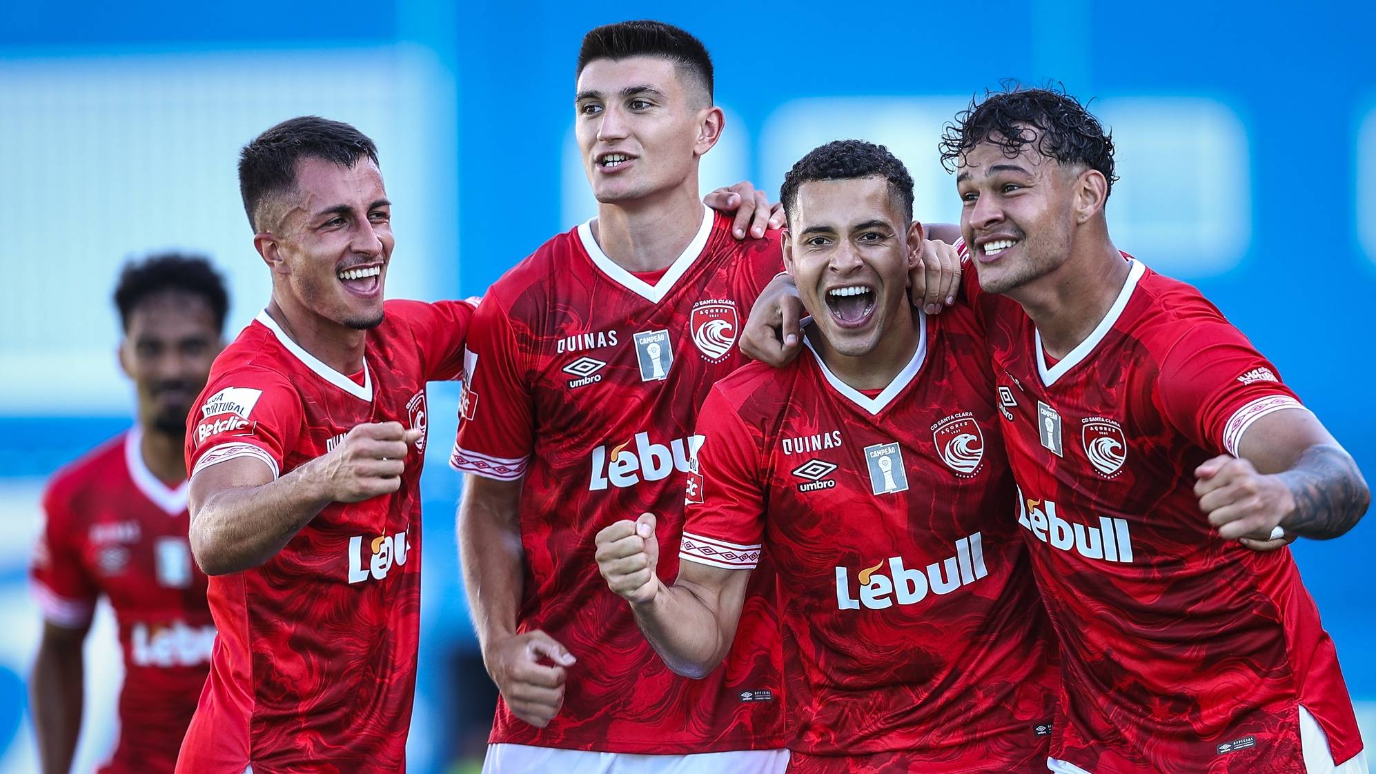 O jogador do Santa Clara, Ricardinho (D), festeja após marcar um golo contra o Estoril Praia durante o jogo da 1ª jornada da Primeira Liga de futebol, disputado no Estádio António Coimbra da Mota, em Cascais, 11 de agosto de 2024. RODRIGO ANTUNES/LUSA