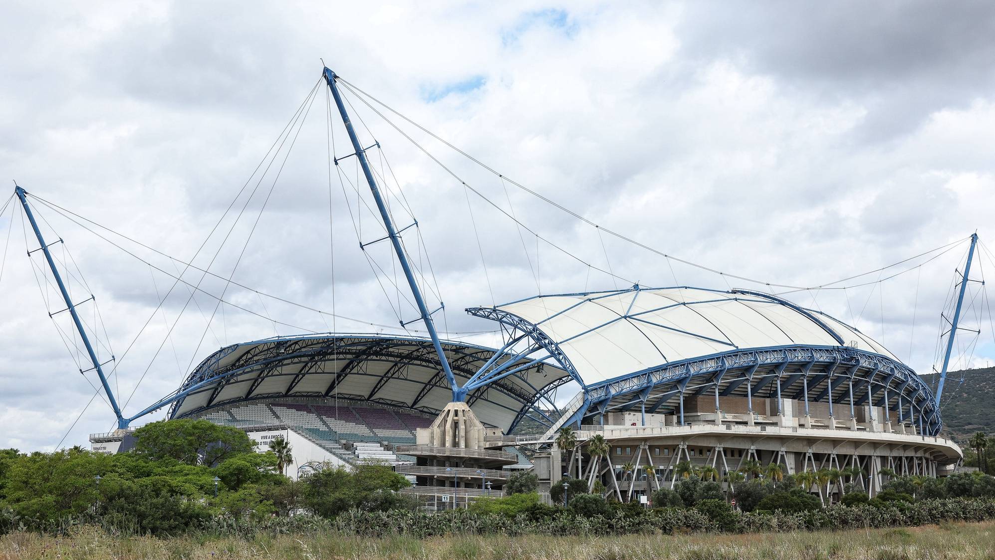 O Estádio Algarve, que fica situado na fronteira dos concelhos de Faro e de Loulé, foi construído para o Campeonato da Europa de futebol de 2004, tem uma capacidade para 30.305 espetadores, e é gerido pela Associação de Municípios Faro/Loulé, uma pessoa coletiva de direito público que visa a realização de interesses específicos comuns aos dois municípios, em Faro, 20 de maio de 2024. O Estádio Algarve está pago e é um sucesso comercial, com uma vasta lista de clientes para as mais diversas atividades, 20 anos depois de ter sido construído para o Euro2004 de futebol, assegura a autarquia. (ACOMPANHA TEXTO DA LUSA DO DIA 10 DE JUNHO DE 2024). LUÍS FORRA/LUSA