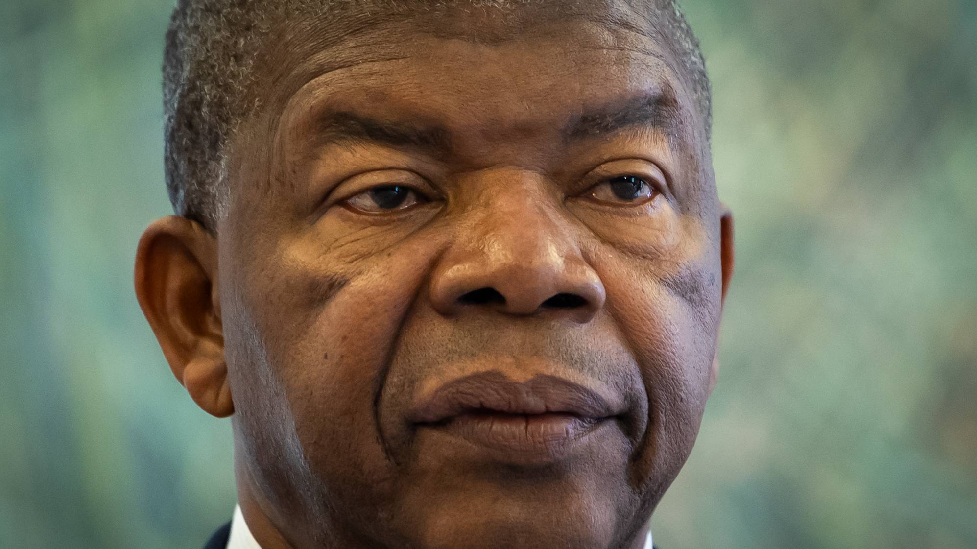 O Presidente da República de Angola, João Lourenço, durante uma declaração conjunta com o primeiro-ministro, Luis Montenegro (ausente da fotografia), após uma reunião na Residência Oficial do primeiro-ministro, em Lisboa, 26 de abril de 2024. JOSÉ SENA GOULÃO/LUSA