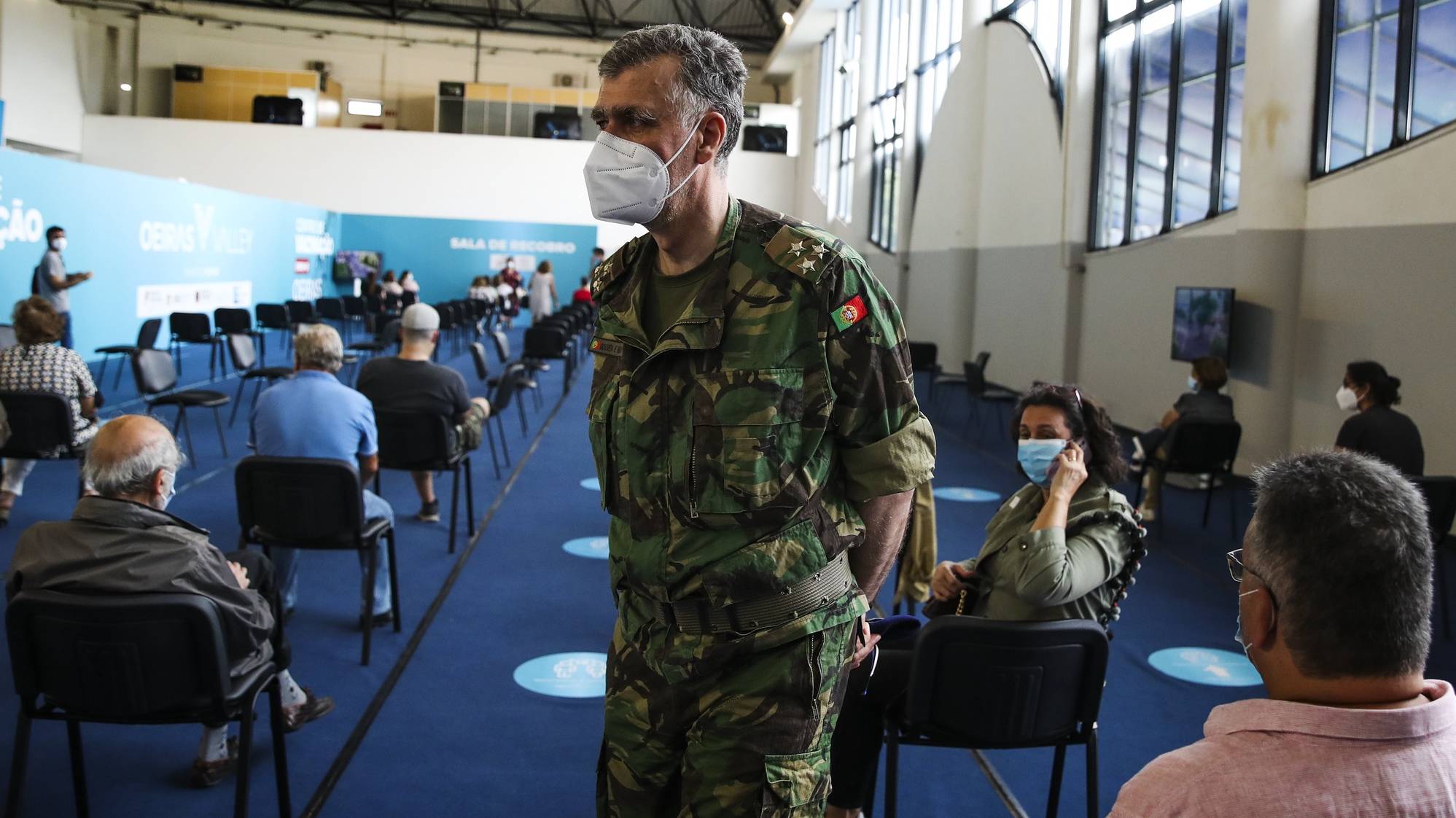 O coordenador da ‘task force’ vice-almirante Henrique Gouveia e Melo, durante a visita o centro de vacinação contra a covid-19 no Parque Desportivo Carlos Queiróz em Carnaxide, 5 de julho de 2021. MANUEL DE ALMEIDA/LUSA