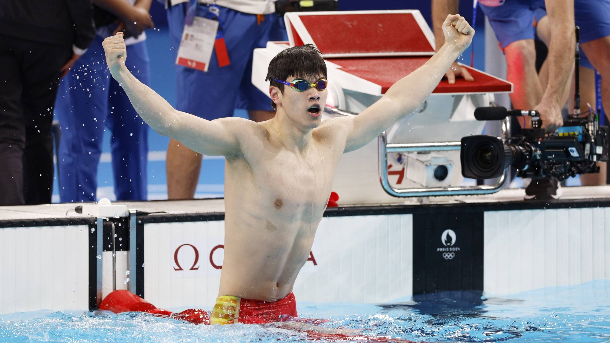 epa11513903 Pan Zhanle of China celebrates as he wins and etablishes a new world record in the Men 100m Freestyle final of the Swimming competitions in the Paris 2024 Olympic Games, at the Paris La Defense Arena in Paris, France, 31 July 2024.  EPA/FRANCK ROBICHON