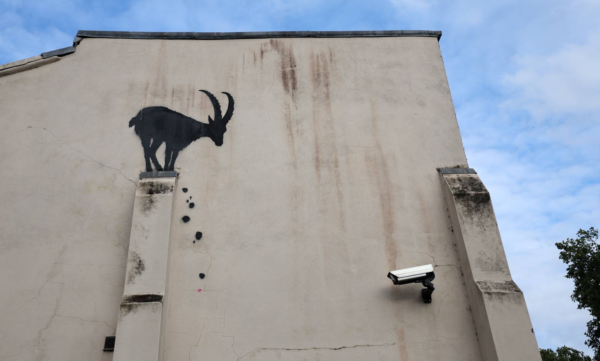 epa11528502 A new artwork depicting a goat by British anonymous street artist Banksy on the side of a home in Kew, south west London, Britain, 05 August 2024. Banksy posted a picture of the artwork on his his social media account.  EPA/ANDY RAIN