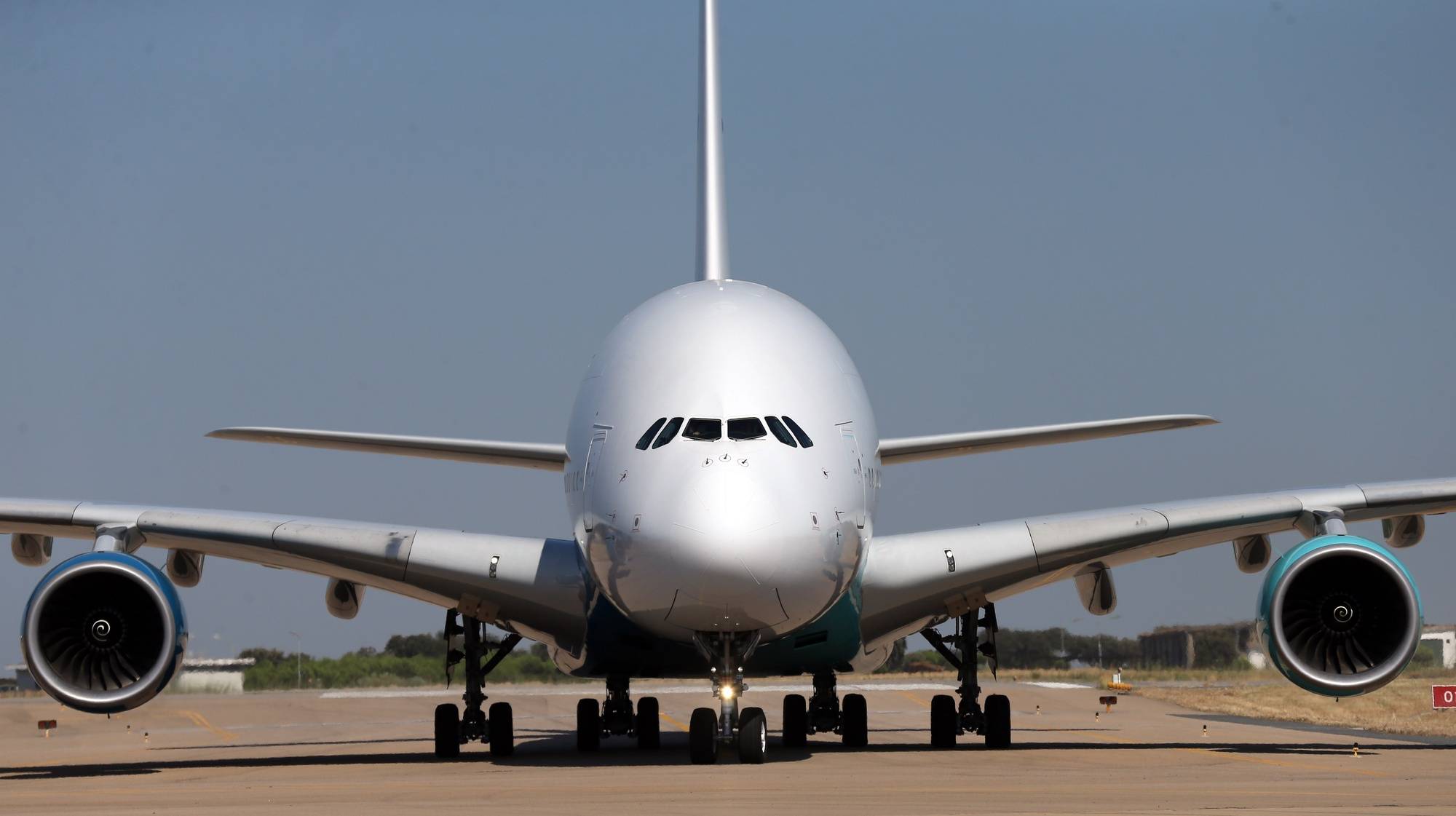 Um airbus A380, da companhia aérea Hi Fly, aterra na pista do Aeroporto de Beja. Esta cidade alentejana, para além das Lajes, é o aeroporto nacional que dispõe de uma pista com largura e comprimento suficientes para permitir que este Airbus A380 aterre e estacione. Beja, 23 de julho de 2018. NUNO VEIGA/LUSA