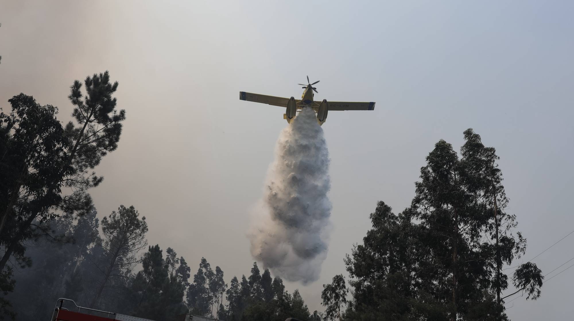 Uma aeronave efetua uma descarga de água durante o combate ao incêndio florestal lavra desde segunda-feira nos concelhos de Oliveira de Frades e Sever do Vouga, em Cedrim, 08 de setembro de 2020. A Estrada Nacional (EN) 328 encontra-se hoje cortada entre as freguesias de Pessegueiro do Vouga e Talhadas, na saída para a Autoestrada 25 (A25), no concelho de Sever do Vouga, devido ao incêndio de Oliveira de Frades. PAULO NOVAIS/LUSA