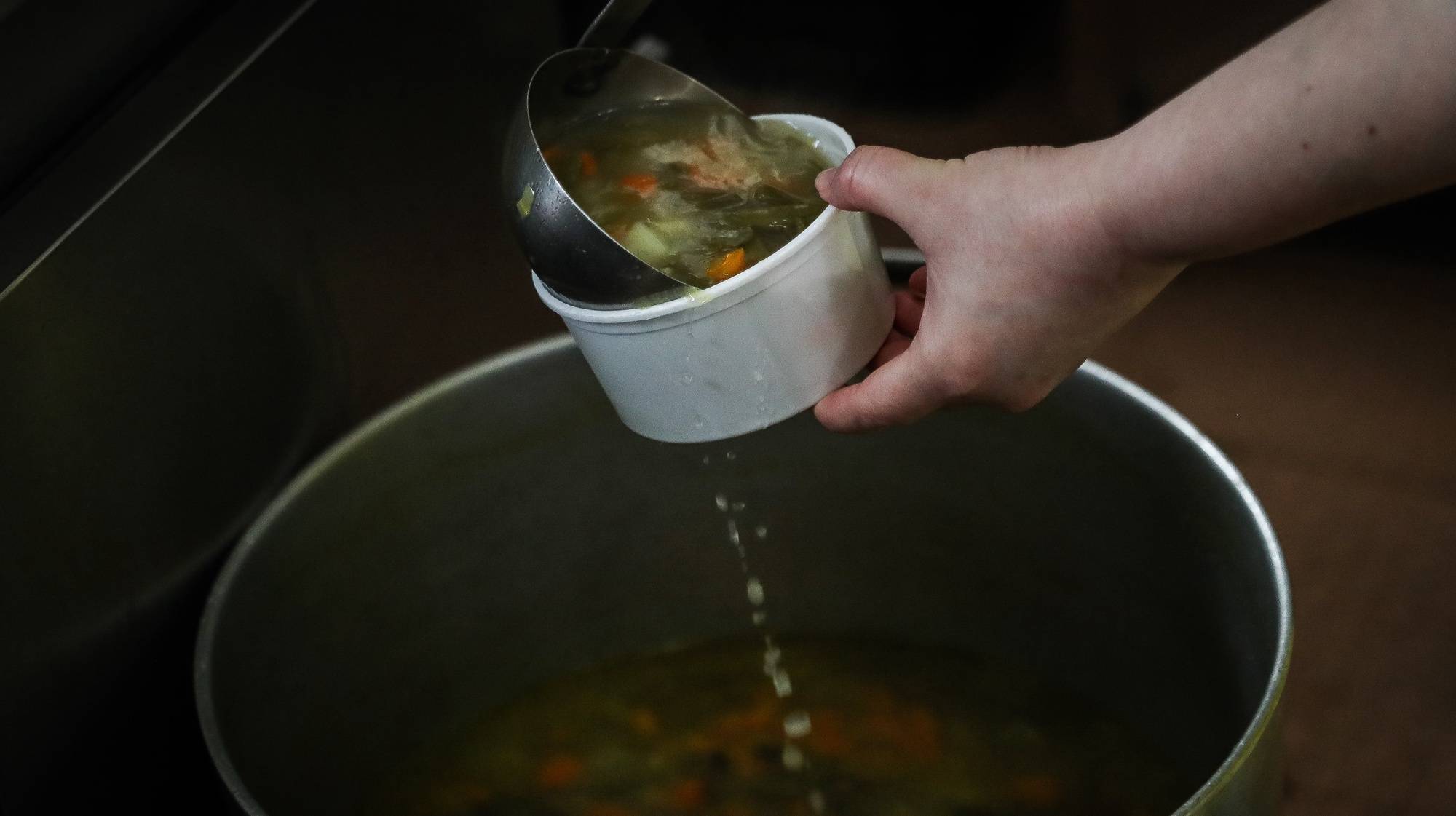 Uma voluntária confeciona refeições para pessoas e familias carenciadas na cantina social da associação &quot;O Companheiro&quot;, em Lisboa, 15 de março de 2021. (ACOMPANHA TEXTO DO DIA DE 27/03/2021) MÁRIO CRUZ/LUSA