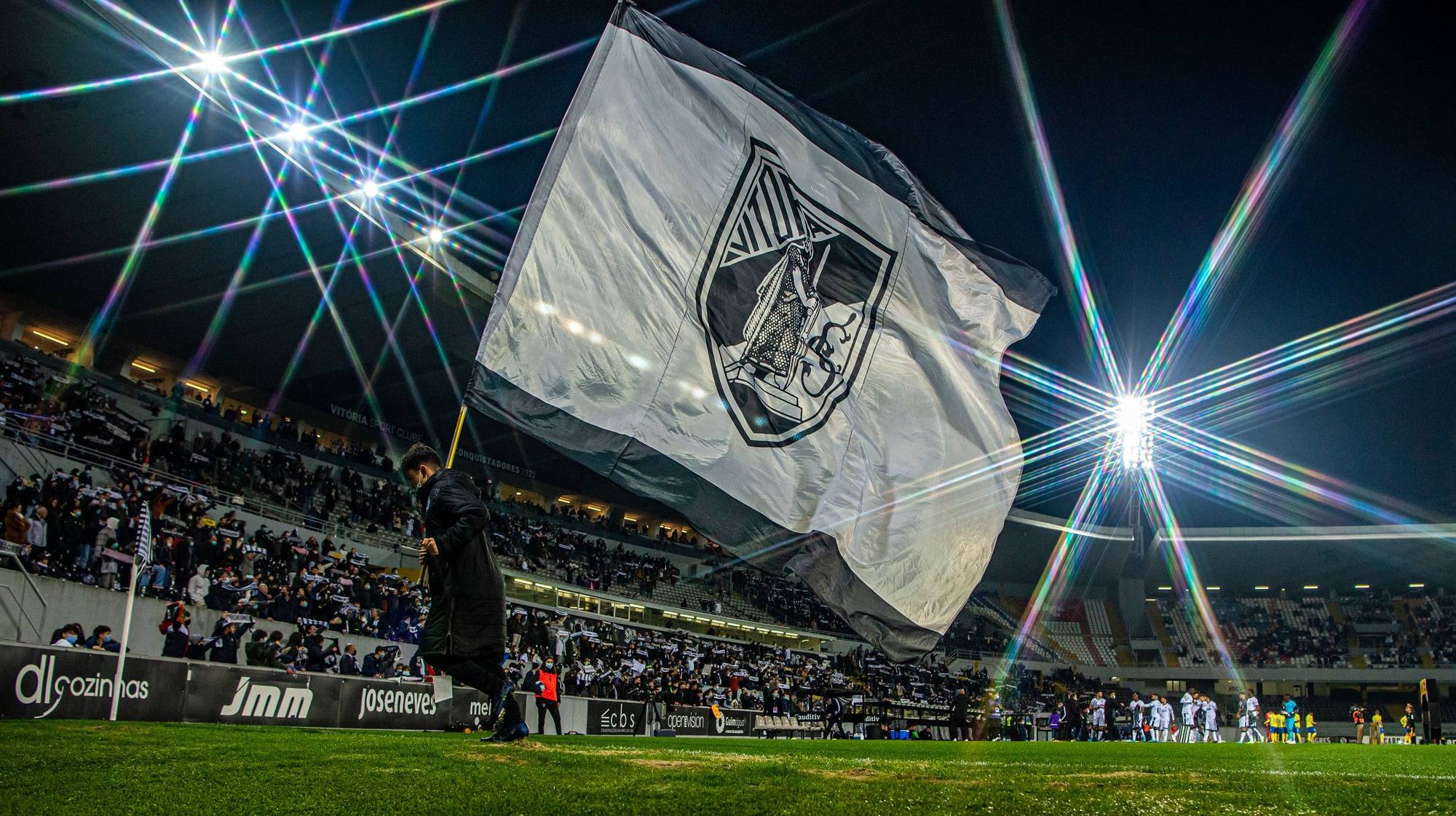 Um adepto do Vitória de Guimarães transporta uma bandeira momentos antes do inicio do jogo da Primeira Liga de futebol entre o Vitória de Guimarães e o Arouca, realizado no Estádio D. Afonso Henriques, em Guimarães, 19 de fevereiro de 2022. OCTÁVIO PASSOS/LUSA