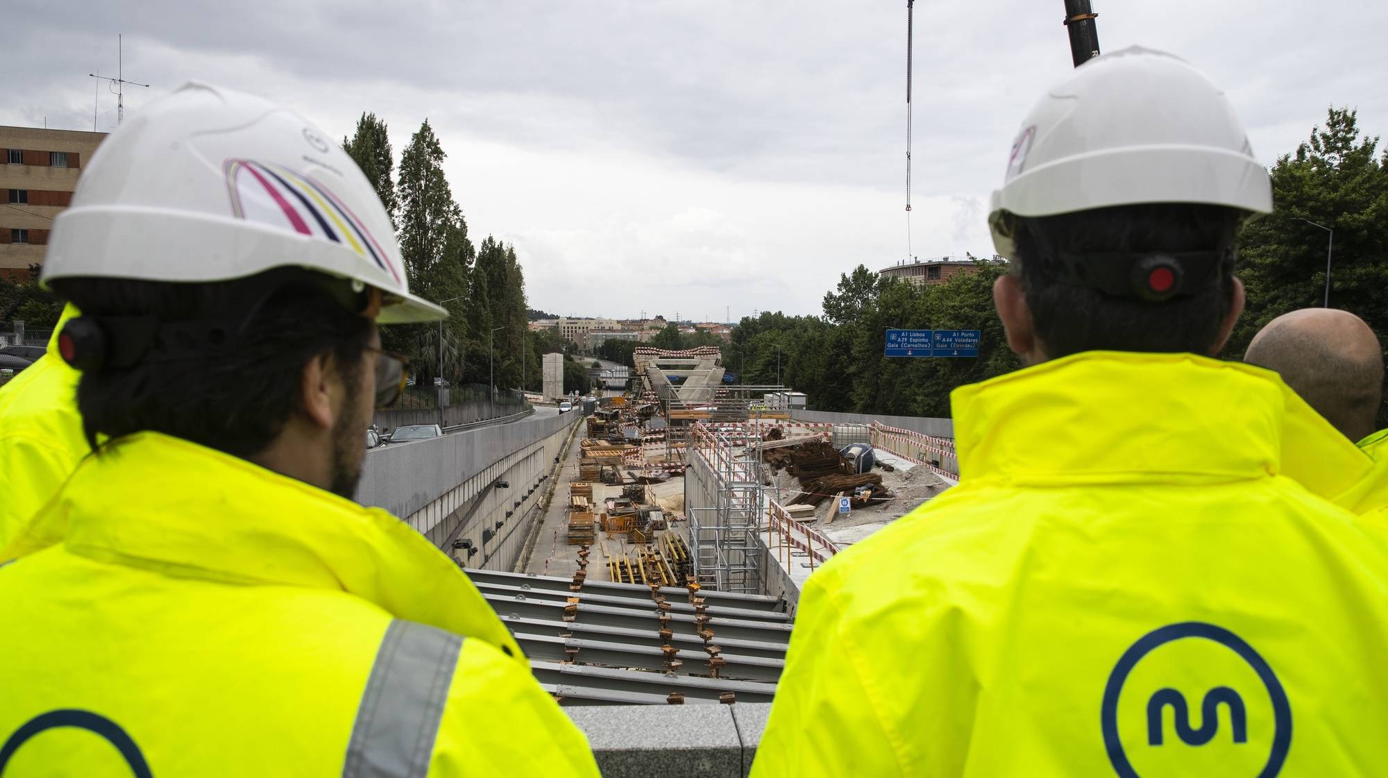 Obras de construção das novas linhas do Metro em Vila Nova de Gaia, 30 de maio de 2022. A linha Rubi será uma nova linha do Metro do Porto entre Santo Ovídio (Vila Nova de Gaia) e Casa da Música (Porto), com passagem na estação ferroviária das Devesas, em Gaia, e incluindo uma nova ponte sobre o rio Douro, entre as zonas do Candal (Gaia) e do Campo Alegre (Porto). JOSÉ COELHO/LUSA