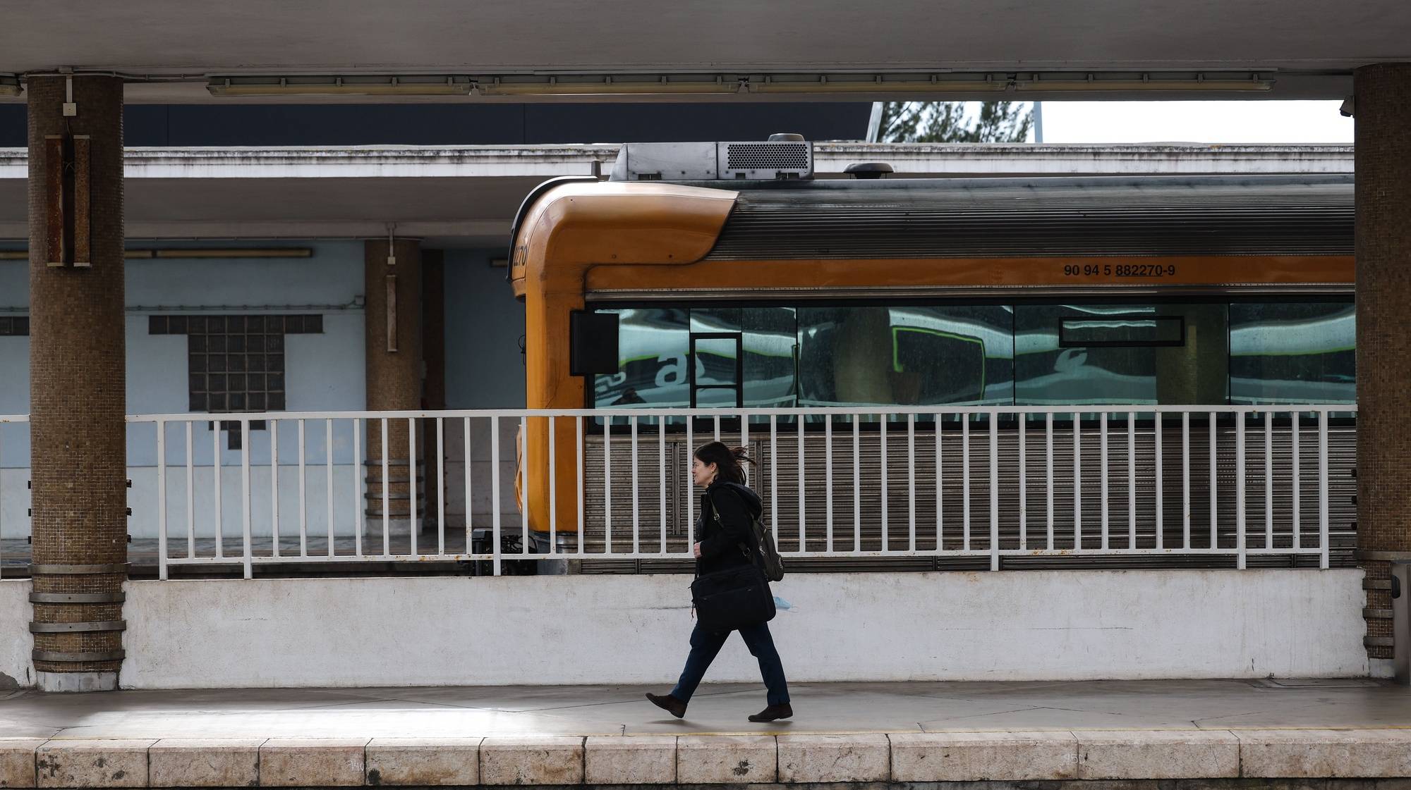 A CP suprimiu 143 comboios dos 249 programados entre as 00:00 e as 08:00 de hoje devido à greve dos trabalhadores da transportadora, segundo um balanço enviado pela empresa à Lusa, Santa Apolónia, Lisboa, 27 de fevereiro de 2023. Os trabalhadores da CP dão hoje início a mais greves, com a transportadora a alertar para “fortes perturbações” até 02 de março, num protesto pelo impasse nas negociações salariais que também envolve a Infraestruturas de Portugal (IP). TIAGO PETINGA/LUSA