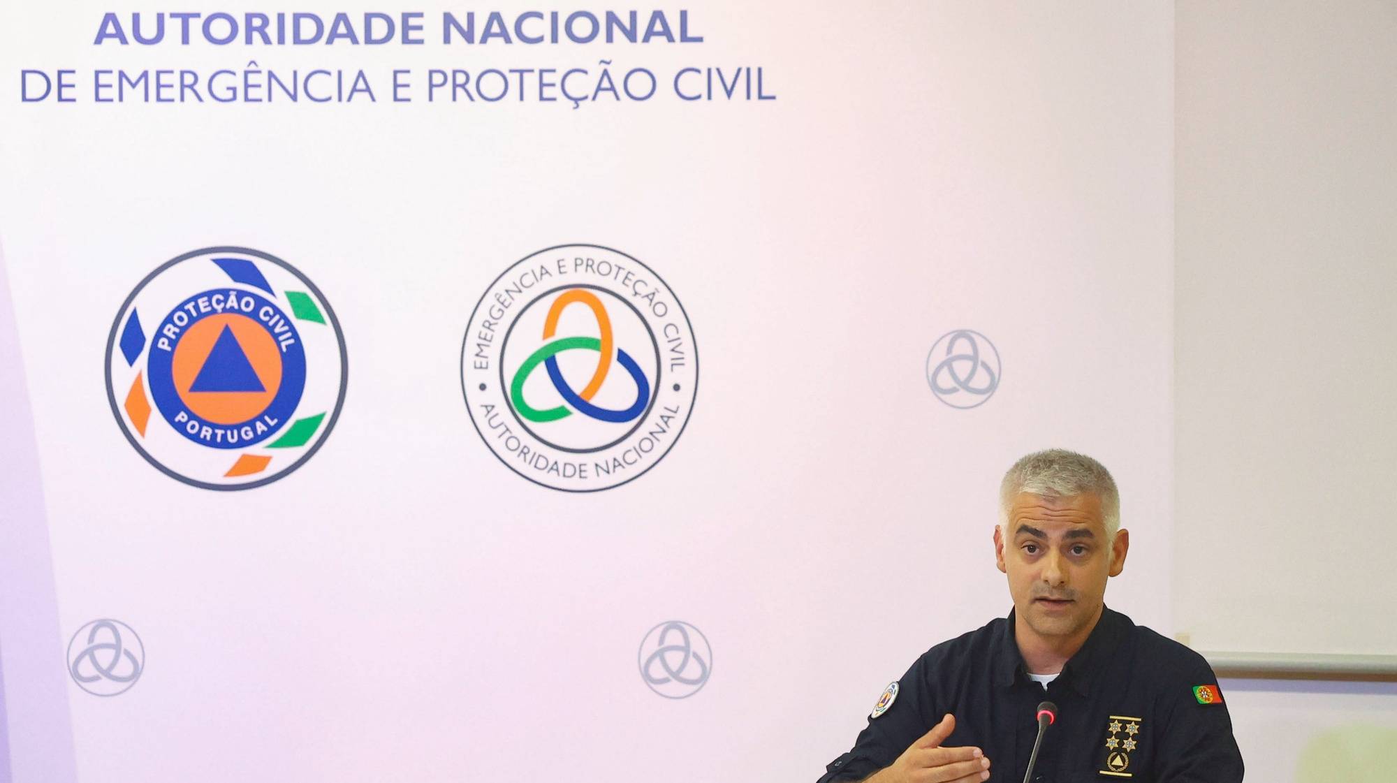 O comandante nacional de emergência e proteção civil, André Fernandes, durante uma conferência de imprensa na sede nacional da Autoridade Nacional de Emergência e Proteção Civil (ANEPC) para um ponto da situação operacional a respeito das operações de combate a incêndios rurais, Oeiras, 9 de agosto de 2023. MANUEL DE ALMEIDA/LUSA