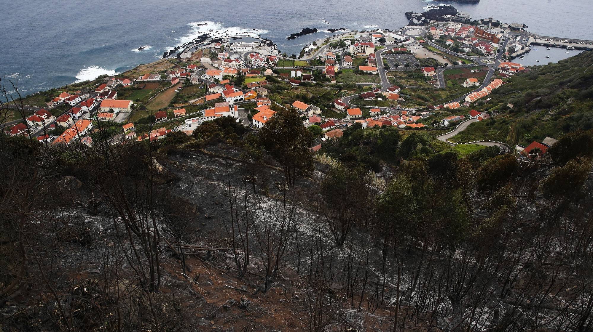 Os terrenos sobranceiros à freguesia do Porto Moniz apresentam os danos causados pelos incêndios desta noite, na freguesia do Porto Moniz, concelho do Porto Moniz, Madeira, 13 de outubro de 2023. HOMEM DE GOUVEIA/LUSA