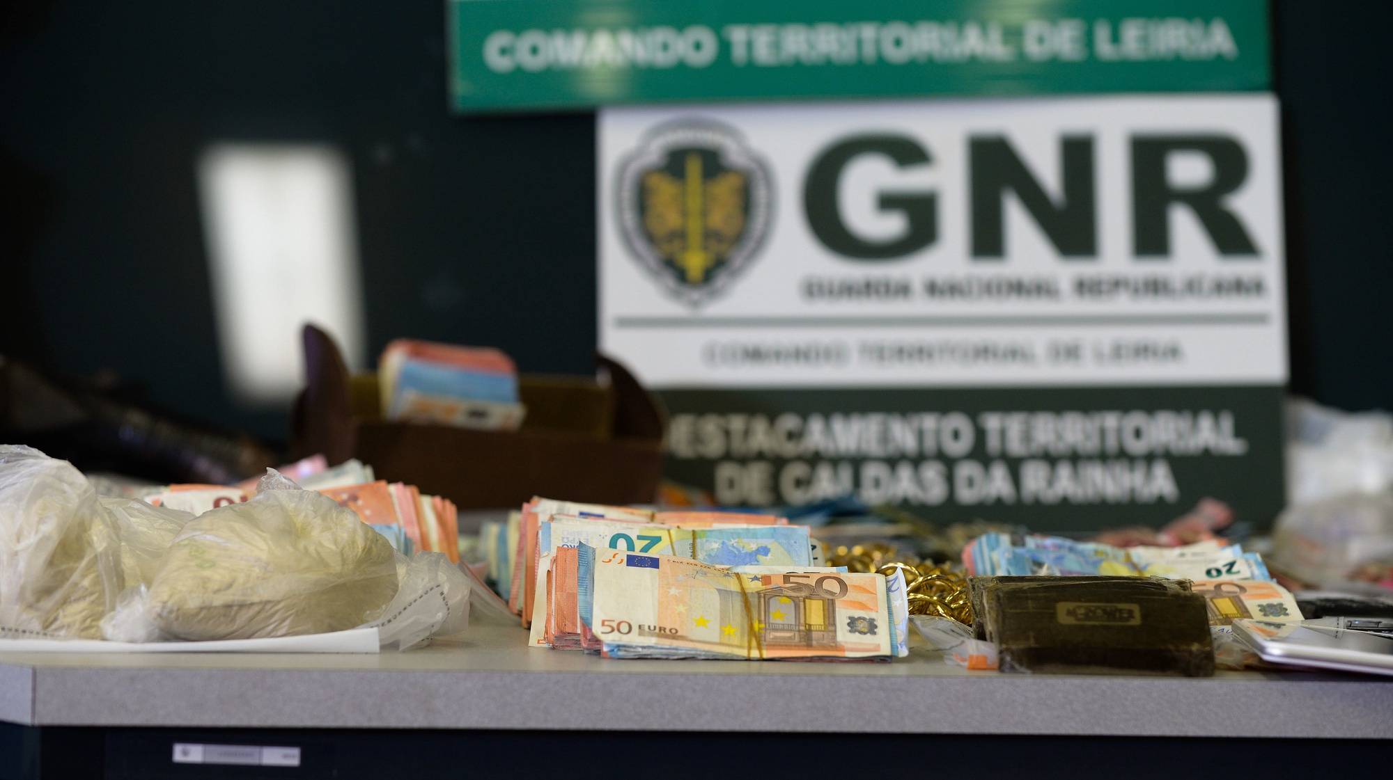 Militares da investigação criminal do destacamento da GNR das Caldas da Rainha detiveram 26 suspeitos de trafico de droga, Caldas da rainha, 21 de junho de 2017. Os detidos vão ser presentes a tribunal de Leiria no dia de amanhã. Entre o material apreendido estão automóveis, armas, televisões, droga e cerca de trinta mil euros em dinheiro. CARLOS BARROSO/LUSA