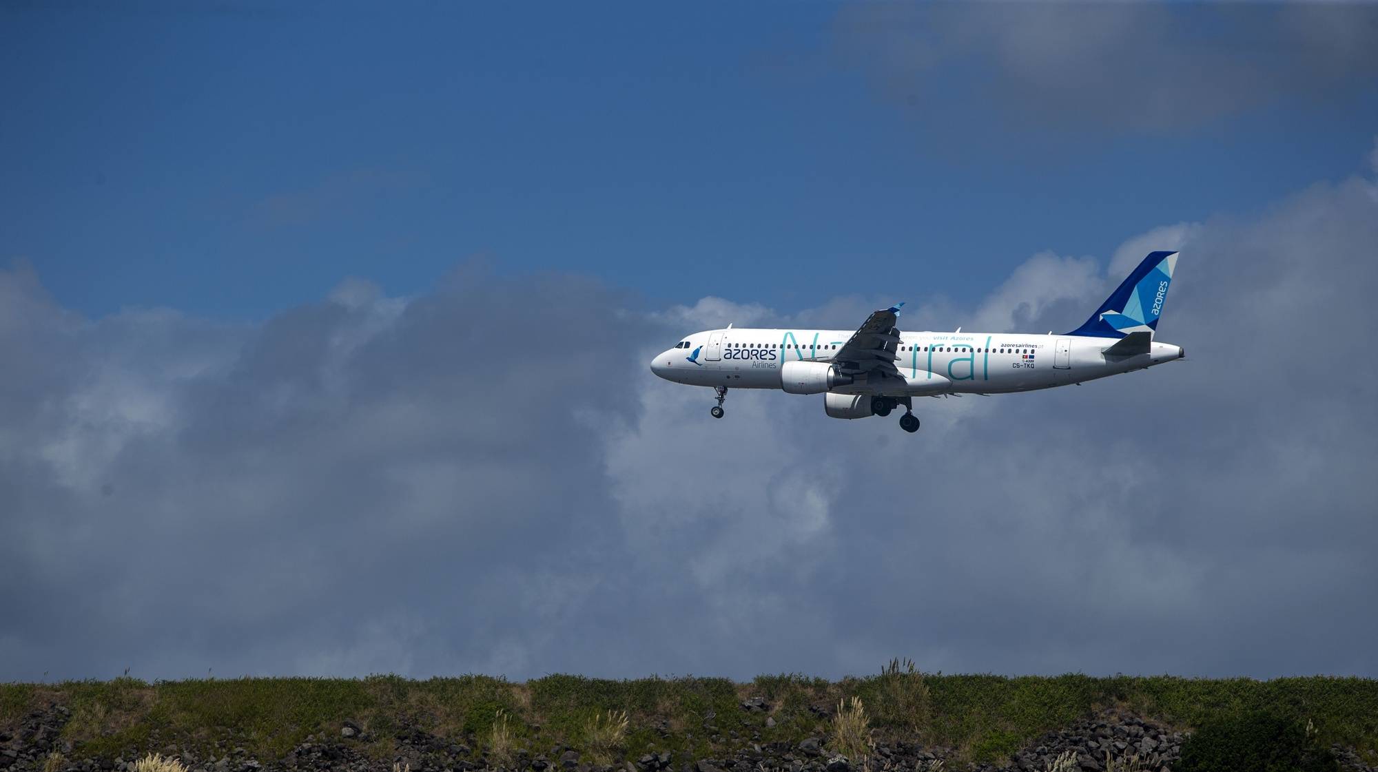 Avião da Azores Airlines em Ponta Delgada, Açores, 11 de outubro de 2023. A privatização dos consórcios interessados na empresa da SATA apresentaram novas ofertas de 7,026 euros e 6,60 euros por ação. Decisão final será tomada até ao início de Outubro. EDUARDO COSTA/LUSA