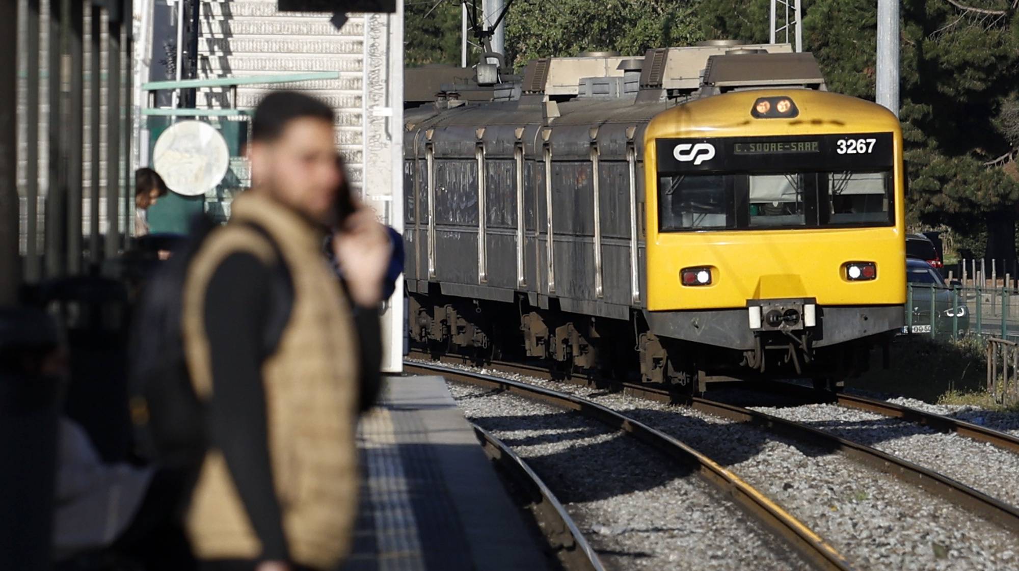 Um comboio à chegada à estação de Belém, durante mais um dia de greve dos Maquinistas da Comboios de Portugal (CP), em Lisboa, 06 de abril de 2023. O Sindicato Nacional dos Maquinistas dos Caminhos de Ferro Portugueses (SMAQ) convocou uma greve na CP, durante todo o mês de abril, face à “desconsideração” de que acusa a empresa. Entre as reivindicações dos trabalhadores estão “aumentos salariais efetivos”, a “valorização da carreira da tração” e a melhoria das condições de trabalho nas cabines de condução e instalações sociais e das condições de segurança nas linhas e parques de resguardo do material motor. ANTÓNIO PEDRO SANTOS/LUSA