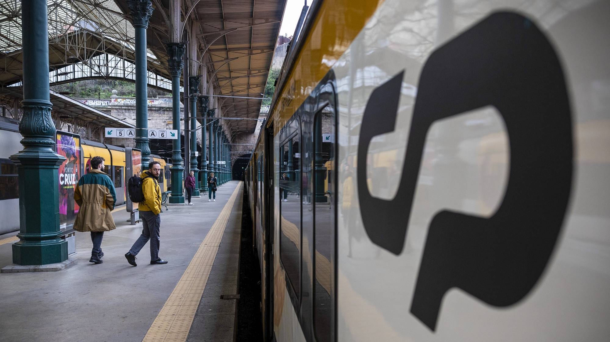 Pessoas aguardam pelo comboio na Estação de São Bento no Porto, 2 de janeiro de 2024. Os trabalhadores de operação, comando, controlo, informação, gestão de circulação e conservação ferroviária na Infraestruturas de Portugal (IP) estão em greve por melhores condições de trabalho e vencimentos da profissão, que considera exigente e complexa.  JOSÉ COELHO/LUSA