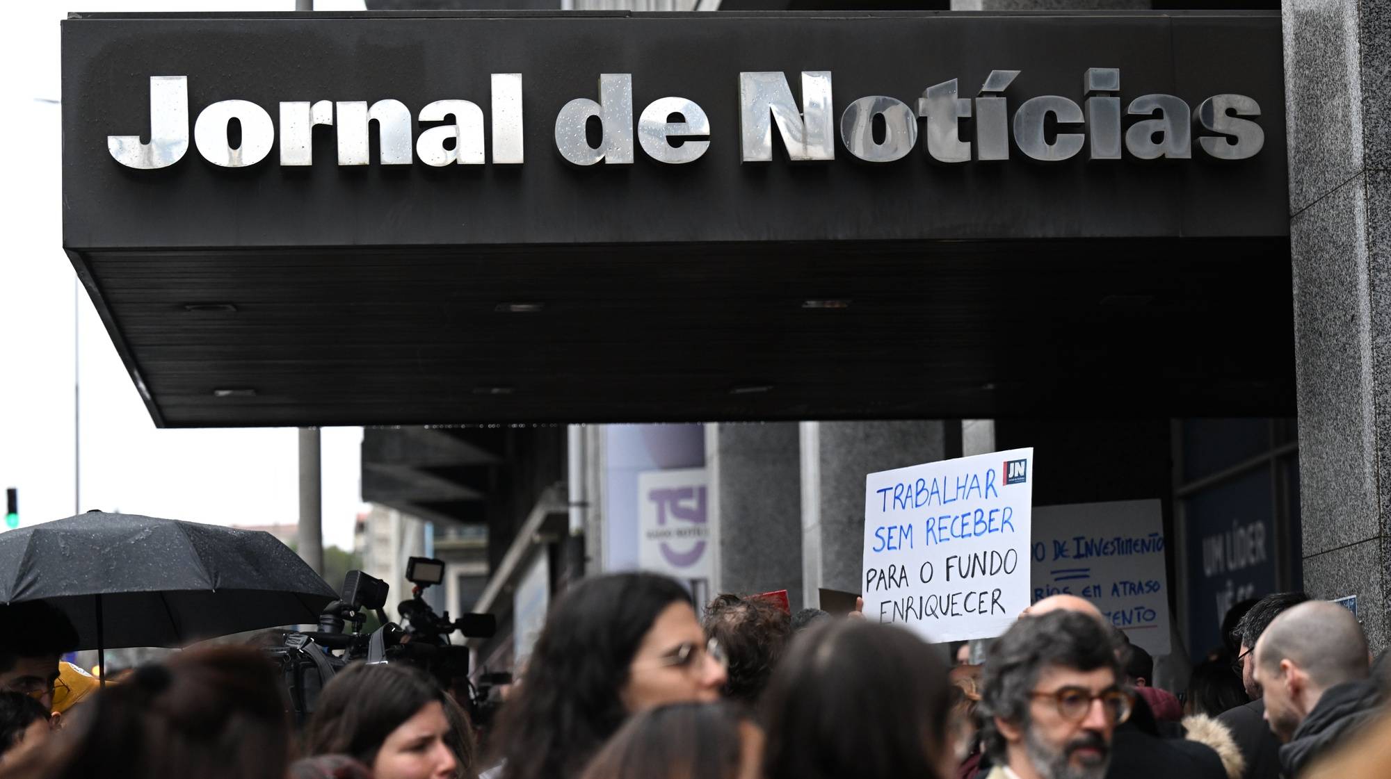 Trabalhadores participam na greve de 24 horas das redações do Jornal de Notícias, TSF, O Jogo e Diário de Notícias, detidas pelo Global Media Group (GMG), convocada pelo Sindicato dos Jornalistas, Porto, 10 de janeiro de 2024. Os trabalhadores do GMG &quot;exigem o pagamento imediato das retribuições em falta, do subsídio de Natal e a remuneração devida aos prestadores de serviço, vulgo “recibos verdes”; exigem que a Comissão Executiva ponha termo imediato a qualquer processo que determine a cessação de contratos de trabalho; exigem que a administração coloque o seu foco no investimento e na melhoria das condições de trabalho de forma a projetar o crescimento do grupo e a propiciar condições para uma efetiva liberdade de informação de todos os cidadãos&quot;. FERNANDO VELUDO/LUSA