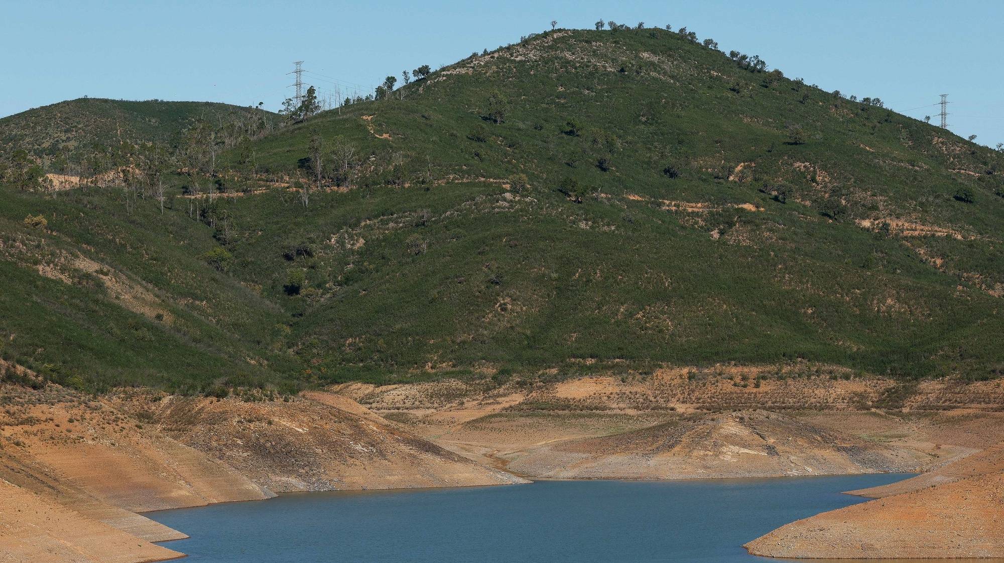 Barragem do Arade, uma das barragem do barlavento Algarvio que se encontrava em novembro a 14,9% do seu nível máximo, devido à falta de chuva que se tem feito sentir no Algarve, em Silves, 21 de dezembro de 2023. Os produtores de laranja algarvios, principalmente os da região de Silves, estão desesperados com a falta de água e alertam para o risco de desaparecimento da cultura de citrinos, estando há dois meses a racionar água. (ACOMPANHA TEXTO DA LUSA DO DIA 23 DE DEZEMBRO DE 2023). LUÍS FORRA/LUSA