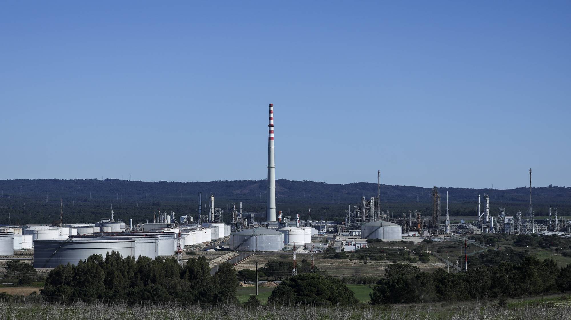 Silos da refinaria da Galp em Sines, 22 de novembro de 2023. A Estratégia Nacional para o Hidrogénio (EN-H2) foi aprovada pelo Conselho de Ministros em 21 de maio de 2020 e contemplava um grande projeto em Sines, que custará entre 04 a 4,5 mil milhões de euros dos 7.000 milhões totais previstos para o plano, dos quais 85% seria investimento privado. (ACOMPANHA TEXTO DA LUSA DE 26 DE NOVEMBRO DE 2023). MIGUEL A. LOPES/LUSA