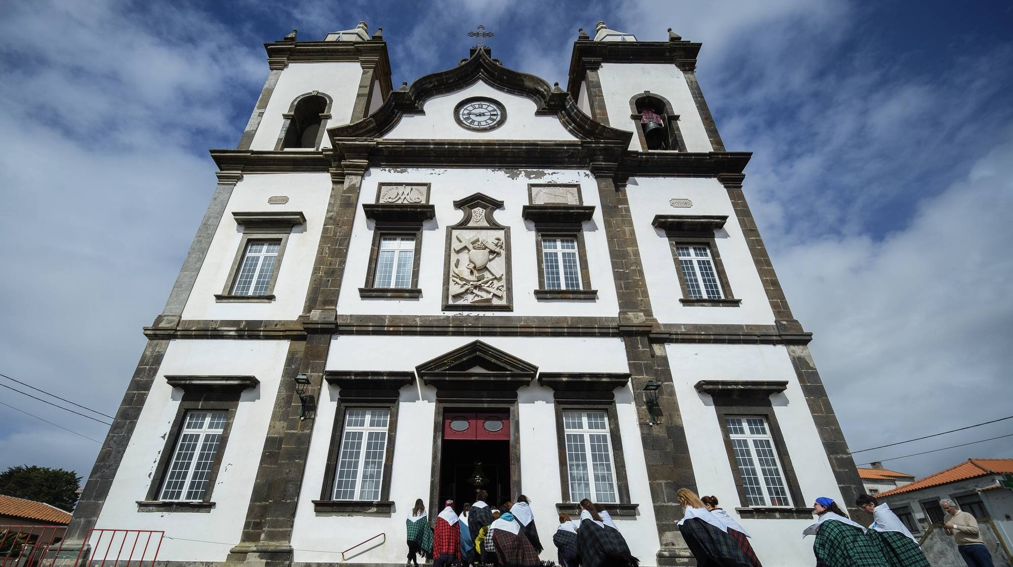 Dezenas de mulheres iniciaram hoje uma caminhada a pé pela ilha Terceira, nos Açores, numa romaria em que procuram reflexão, paz interior e um reencontro com a fé, e que conta com cada vez mais participantes, Angra do Heroísmo, Açores, 16 de março de 2024. Há 10 anos, quando foi criado o grupo das Caminhantes de Nossa Senhora da Conceição, saíram à rua 15 mulheres, mas hoje já são cerca de seis dezenas. As romarias quaresmais, uma tradição católica que se prevê que exista desde o século XVI, têm sobretudo expressão na ilha de São Miguel, onde terão tido origem. (ACOMPANHA TEXTO DA LUSA). ANTÓNIO ARAÚJO/LUSA