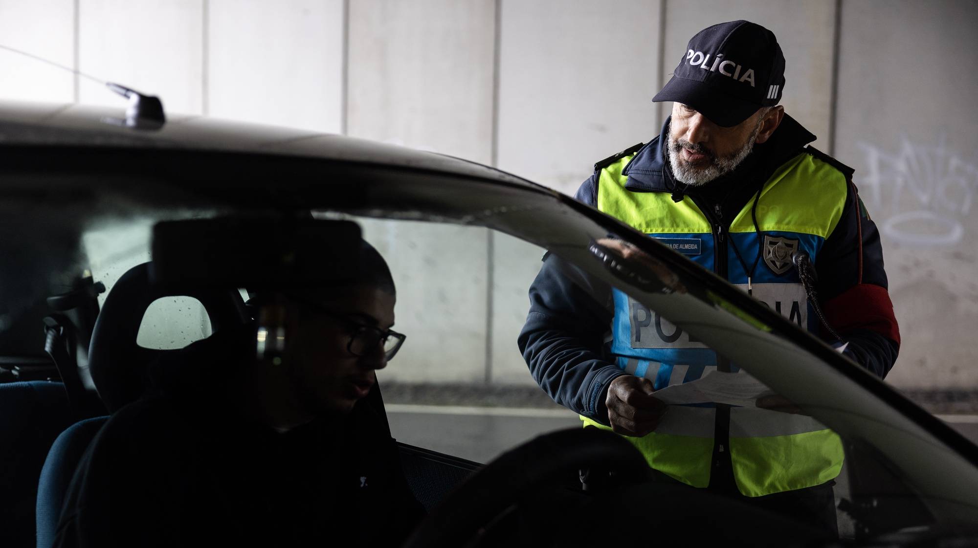 Um agente da Polícia de Segurança Pública (PSP) participa na operação de segurança rodoviária da Páscoa promovida em conjunto pela GNR e pela Polícia de Segurança Pública, na Maia, 28 de março de 2024. JOSÉ COELHO/LUSA