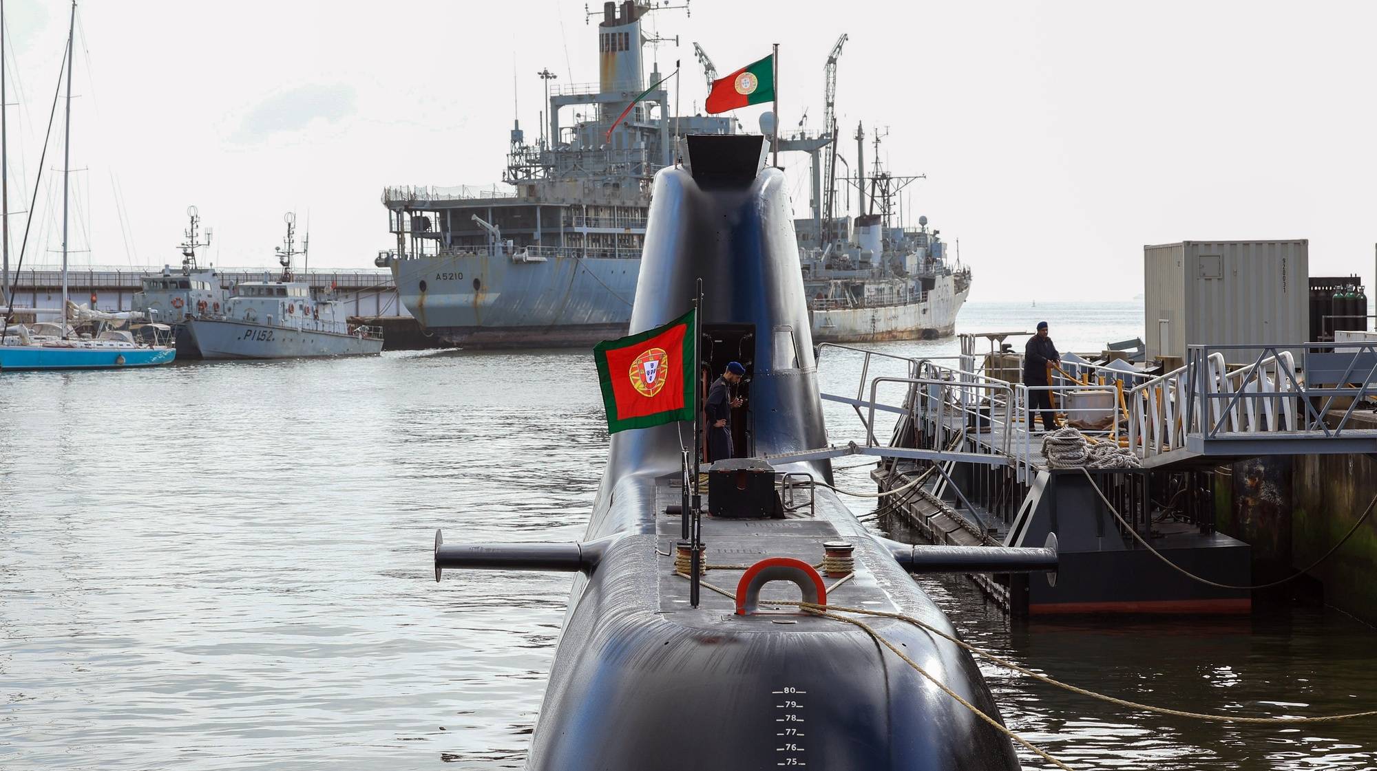 Cerimónia da largada do Submarino Arpão para a Operação Brilliant Shield da NATO. Durante a missão, o submarino português terá oportunidade de navegar por baixo do gelo Ártico, possível com o apoio das Marinhas congéneres do Canadá, Dinamarca e Estados Unidos, que decorreu na Base Naval de Lisboa, no Alfeite, Almada, 03 de abril  de 2024. ANTÓNIO COTRIM/LUSA