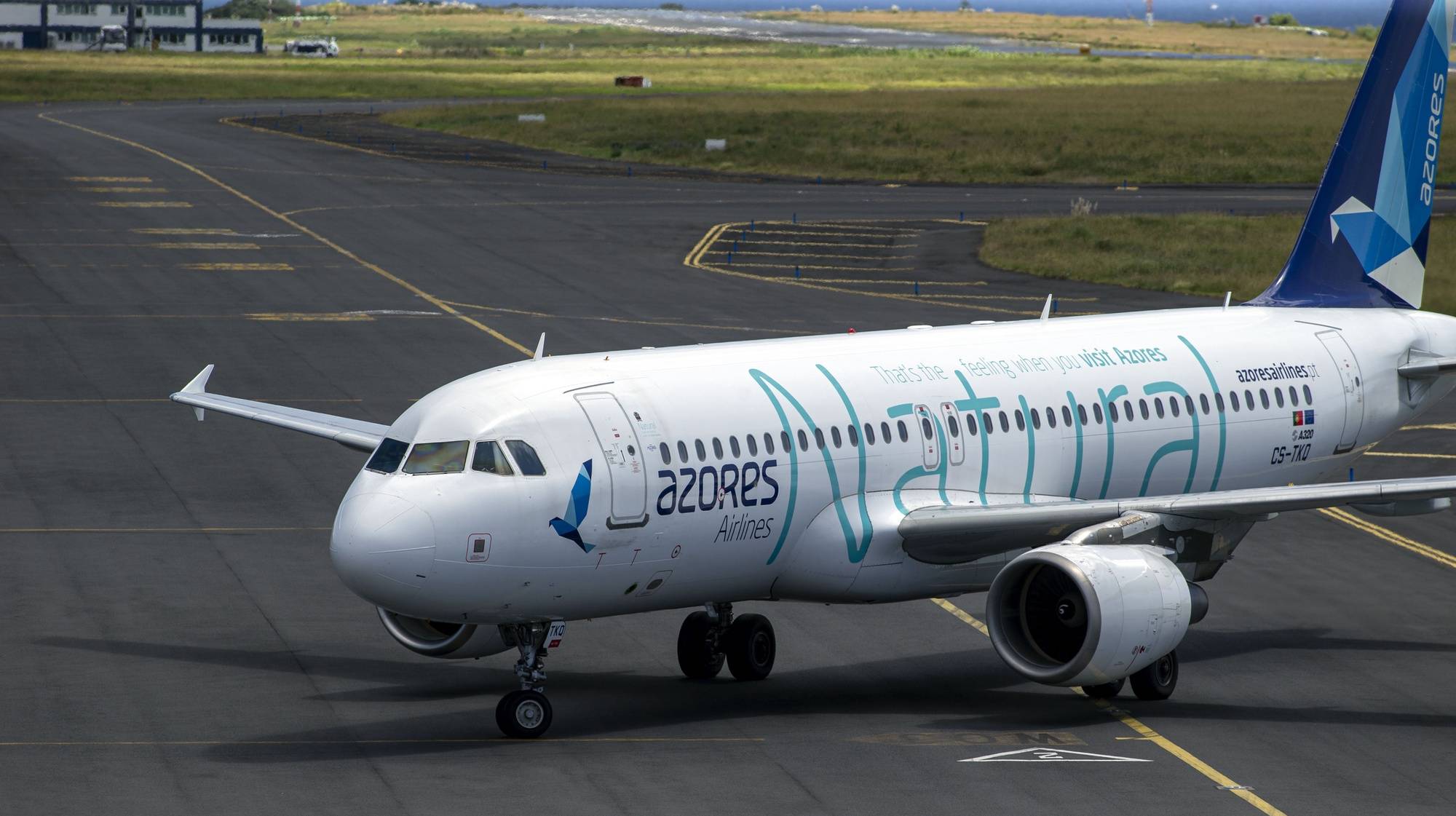 Avião da Azores Airlines, no Aeroporto João Paulo II em Ponta Delgada, Açores, 11 de outubro de 2023. A privatização dos consórcios interessados na empresa da SATA apresentaram novas ofertas de 7,026 euros e 6,60 euros por ação. Decisão final será tomada até ao início de Outubro. EDUARDO COSTA/LUSA