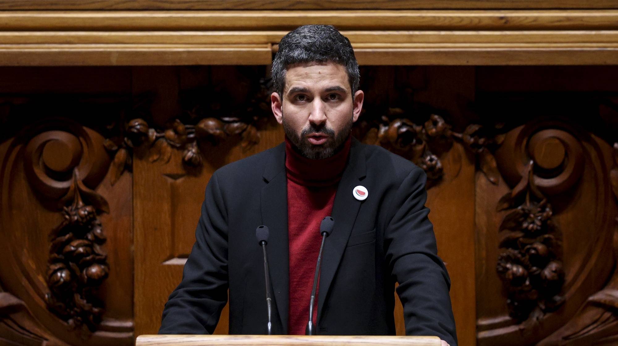 O líder parlamentar do Bloco de Esquerda (BE), Fabian Figueiredo, discursa após a eleição de José Pedro Aguiar Branco (ausente da fotografia), como novo Presidente da Assembleia da República, sucedendo a Augusto Santos Silva, que falhou a eleição pelo círculo Fora da Europa nas últimas legislativas, na Assembleia da República em Lisboa, 27 de março de 2024. FILIPE AMORIM/LUSA