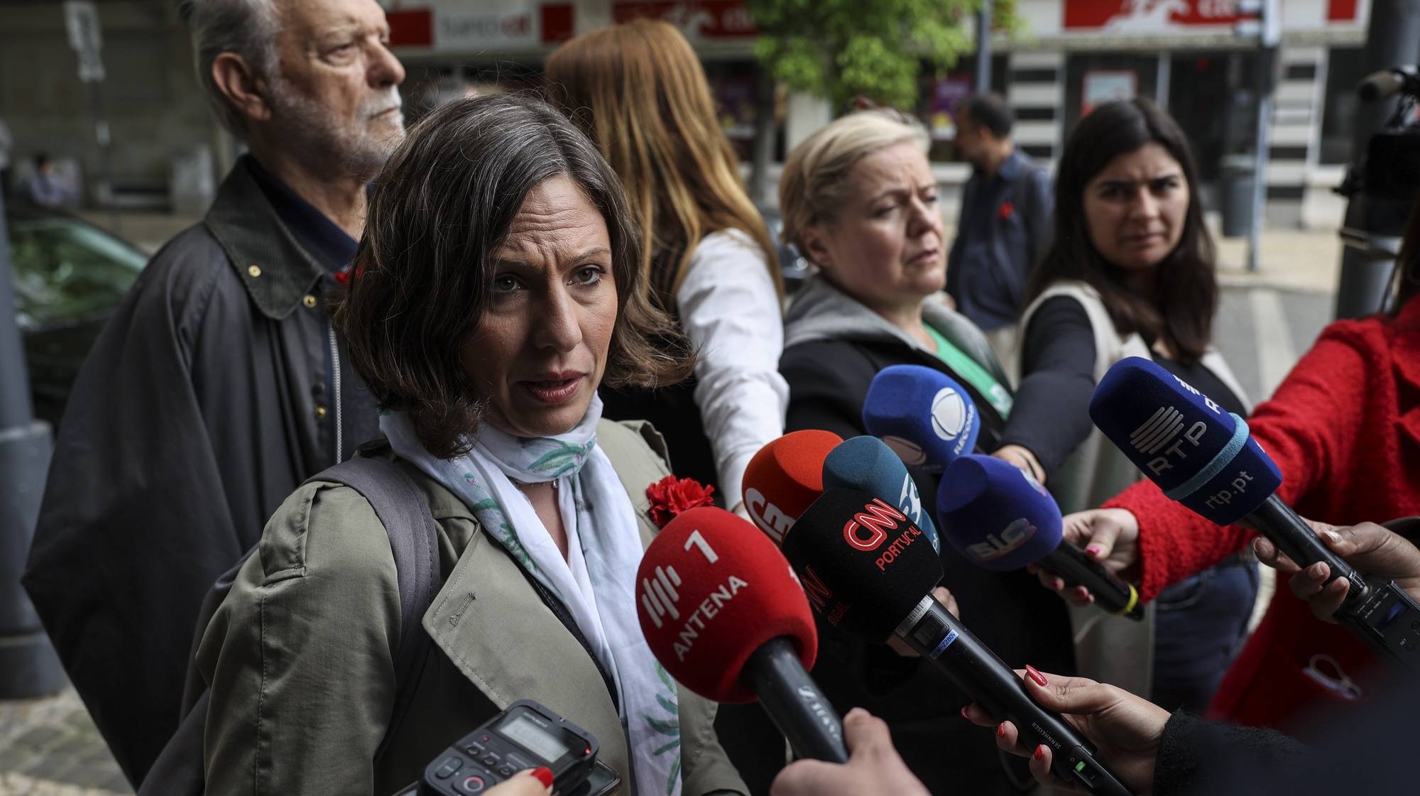 A presidente da Federação Nacional dos Médicos (FNAM), Joana Bordalo e Sá, fala aos jornalistas momentos antes de reunir com a ministra da Saúde, Ana Paula Martins (ausente da foto), esta manhã no Ministério da Saúde em Lisboa, 26 de abril de 2024.  MIGUEL A. LOPES/LUSA