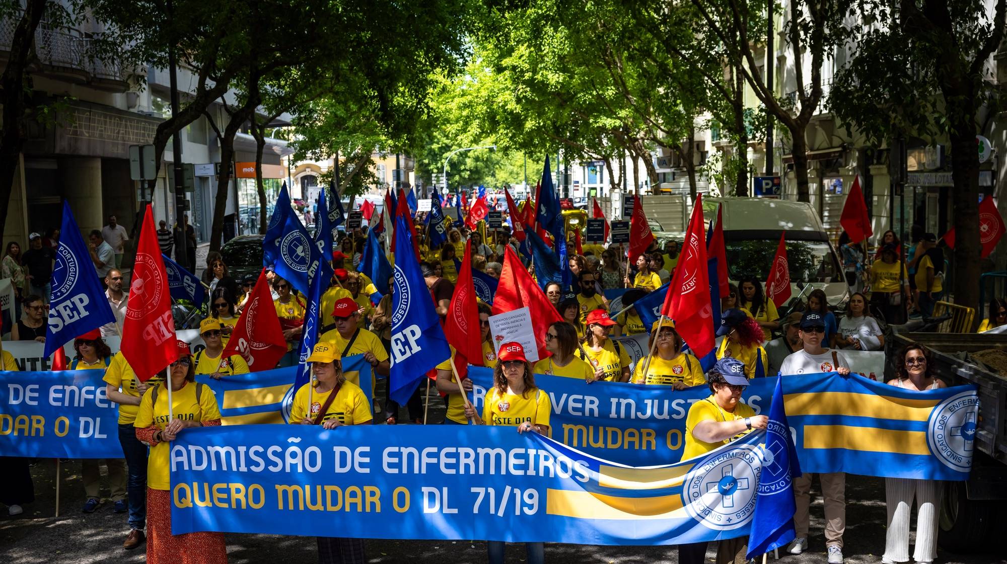 Enfermeiros durante um protesto de greve de enfermeiros que exigem o início do processo negocial com fixação de memorando de entendimento sobre as matérias a negociar, num percurso entre o Campo Pequeno e o Ministério da Saúde, em Lisboa, 10 de maio de 2024. JOSÉ SENA GOULÃO/LUSA