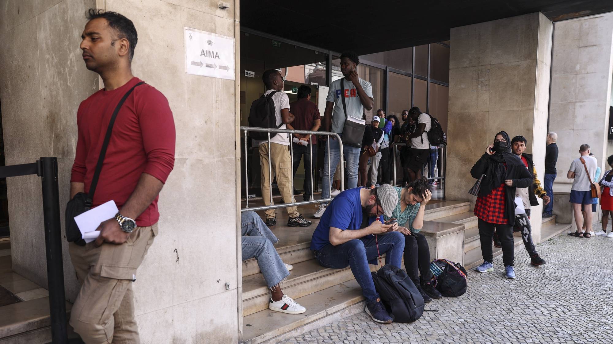 Manifestantes junto à da sede da AIMA - Agência para a Integração Migrações e Asilo em Lisboa na manifestação &quot;Defenda os seus direitos&quot;. Ação de protesto convocada pela comunidade do Bangladesh em Portugal, contra os atrasos na renovação ou emissão do primeiro cartão de residência pelo Instituto dos Registos e do Notariado (IRN) 18 de abril de 2024.  MIGUEL A. LOPES/LUSA