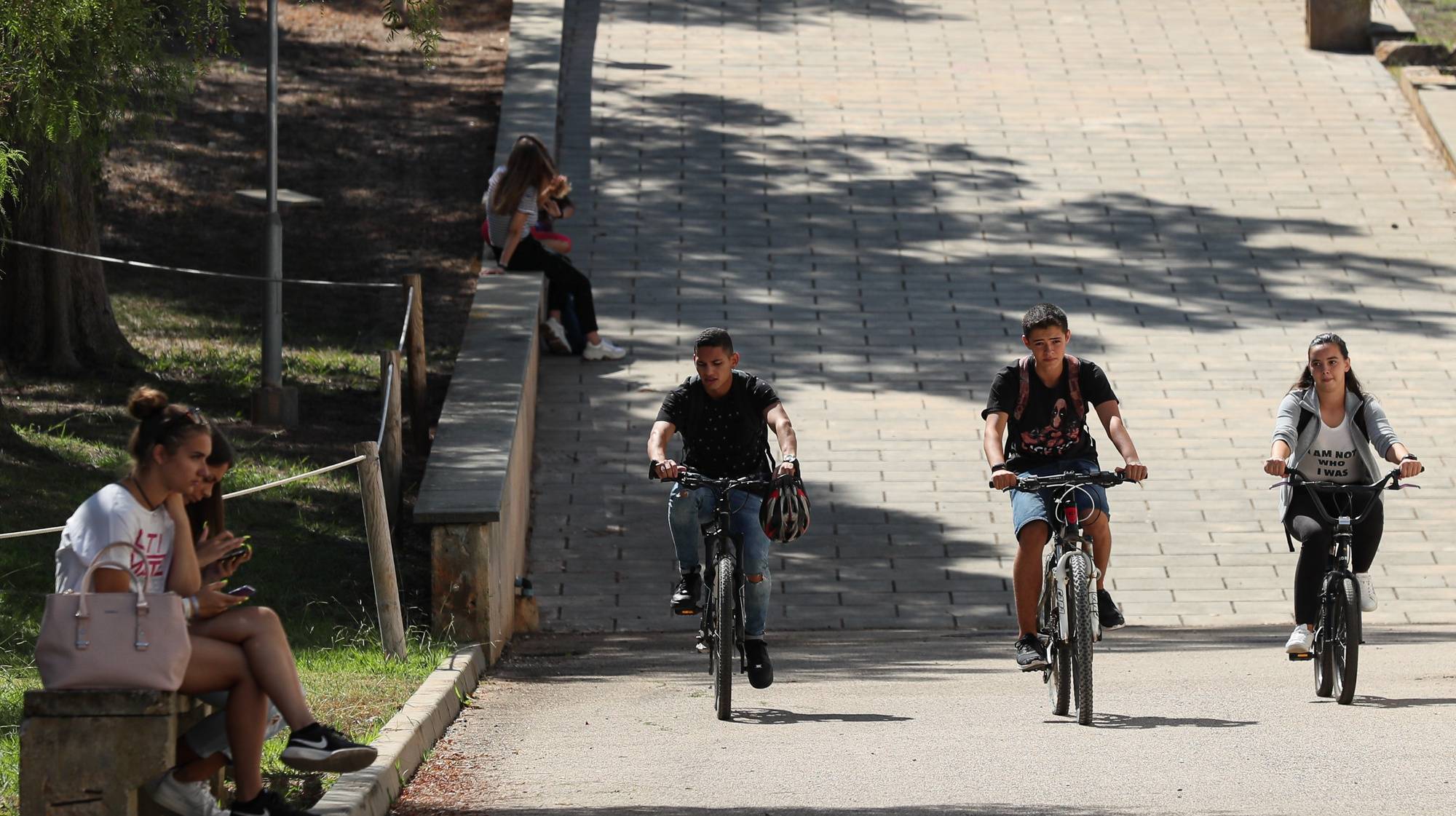 Alunos chegam de bicicleta à Escola Secundária Pinheiro e Rosa, no âmbito do projeto “Bike Me”, Faro, 16 de setembro de 2019. A Escola Secundária Pinheiro e Rosa, em Faro, está à procura de bicicletas usadas, peças e acessórios para os recuperar na oficina escolar, iniciativa inserida no projeto de mobilidade &quot;Bike Me&quot;. (ACOMPANHA TEXTO DE 17/09/2019) LUÍS FORRA/LUSA