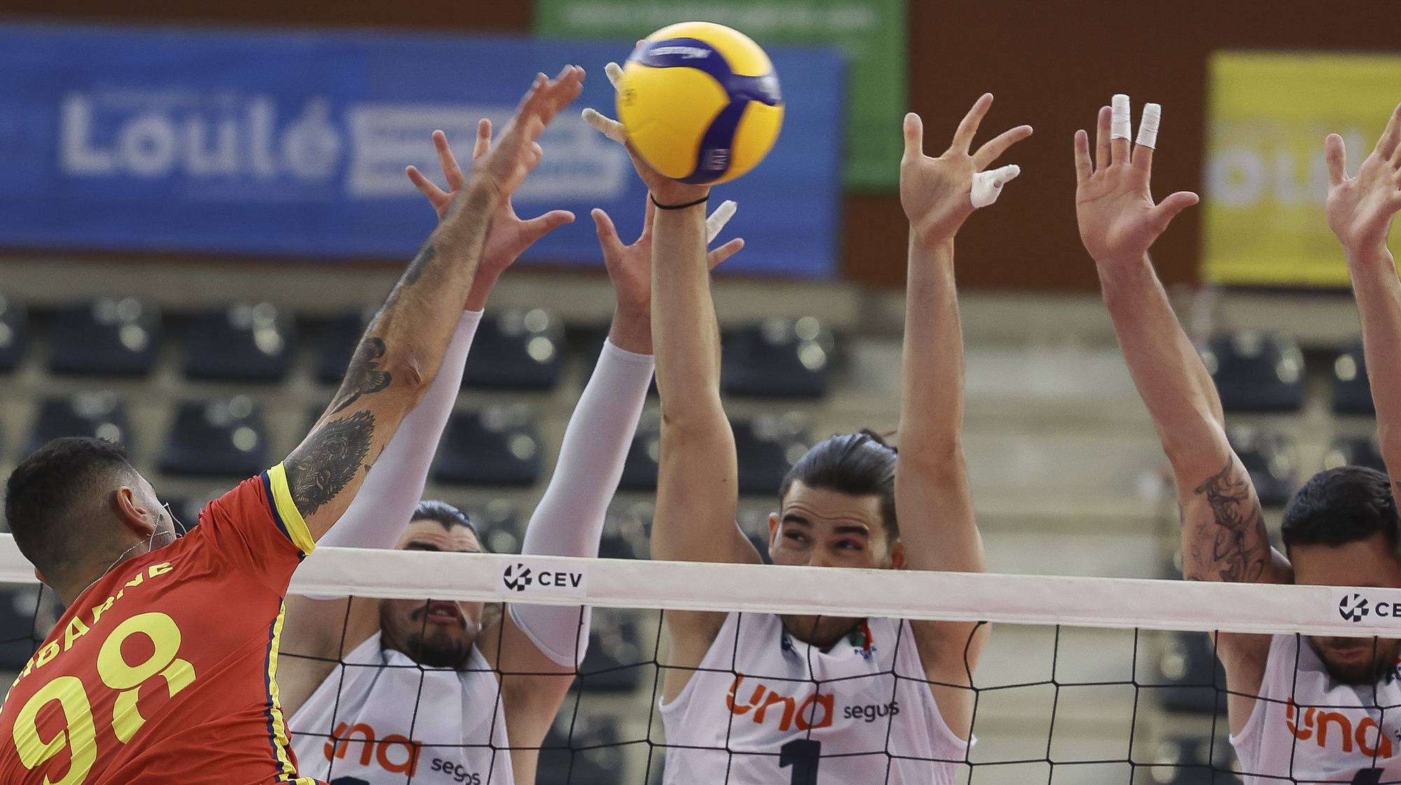 Portugal player Augusto Renato Colito (C) in action against Spains`s player Francisco Iribarne (L) during their European Golden League voleyball match held at Professor Joaquim Varinhos Pavilion, Loule, Portugal, 19th May 2024. LUÍS FORRA/LUSA