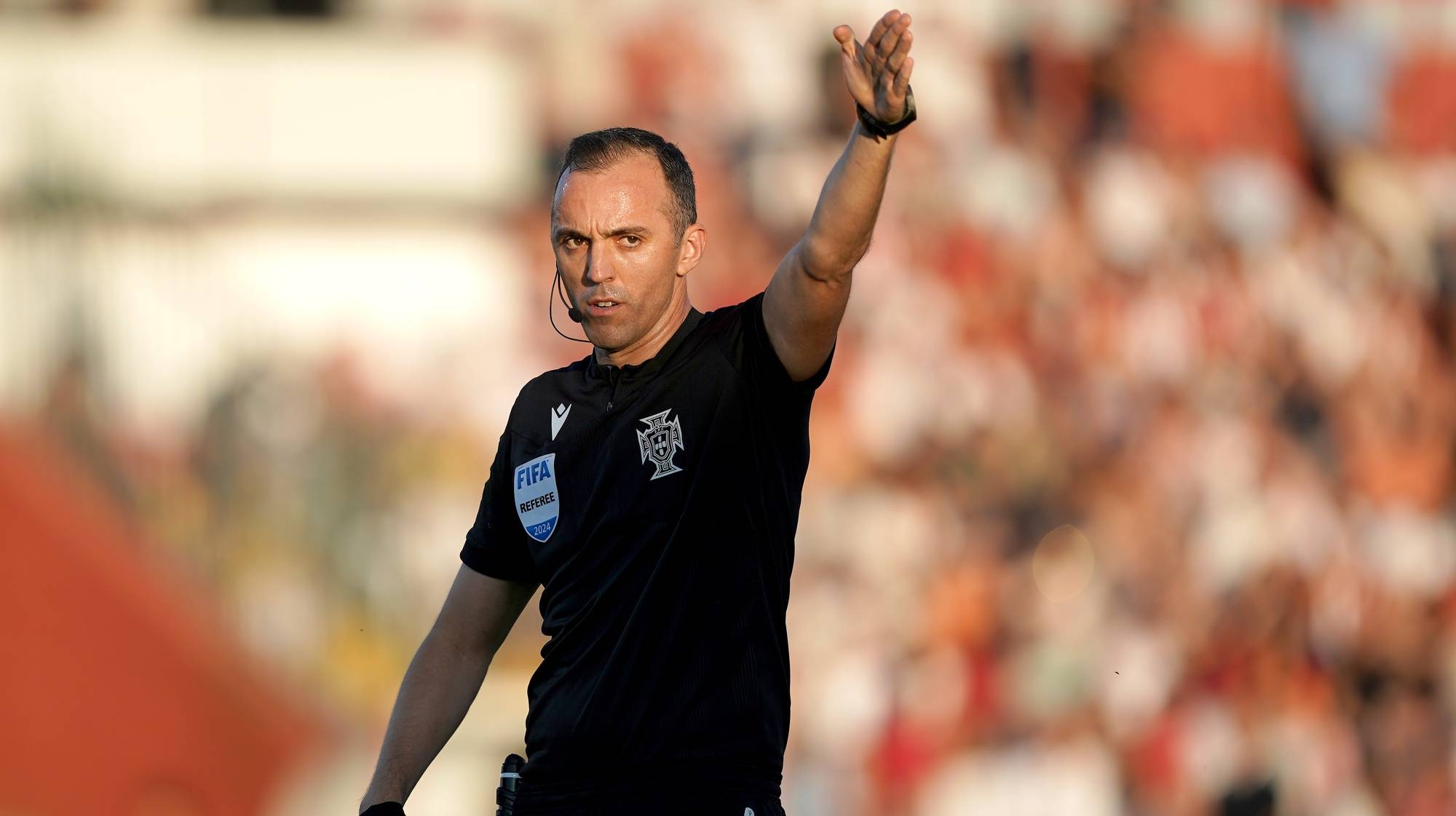 O árbitro João Pinheiro durante o jogo AVS vs Portimonense a contar para o playoff de subida à I Liga de Futebol realizado no Estádio do Clube Desportivo das Aves, Vila das Aves, 2 de junho de 2024. HUGO DELGADO/LUSA