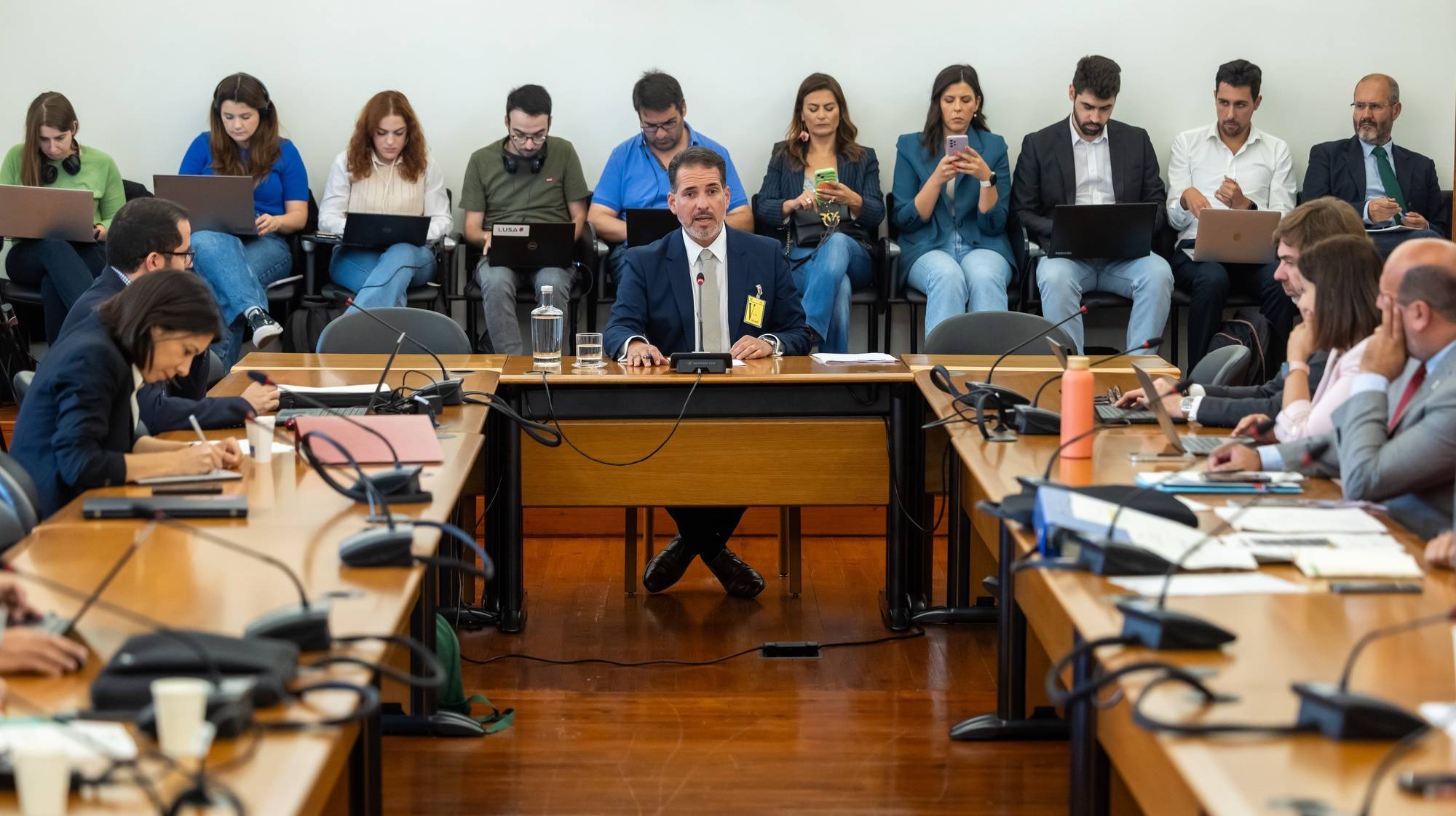 O advogado dos pais das gémeas à data dos factos, Wilson Bicalho (C), durante a sua audição na Comissão Parlamentar de Inquérito às gémeas tratadas com o medicamento Zolgensmade, na Assembleia da República, em Lisboa, 28 de junho de 2024. JOSÉ SENA GOULÃO/LUSA