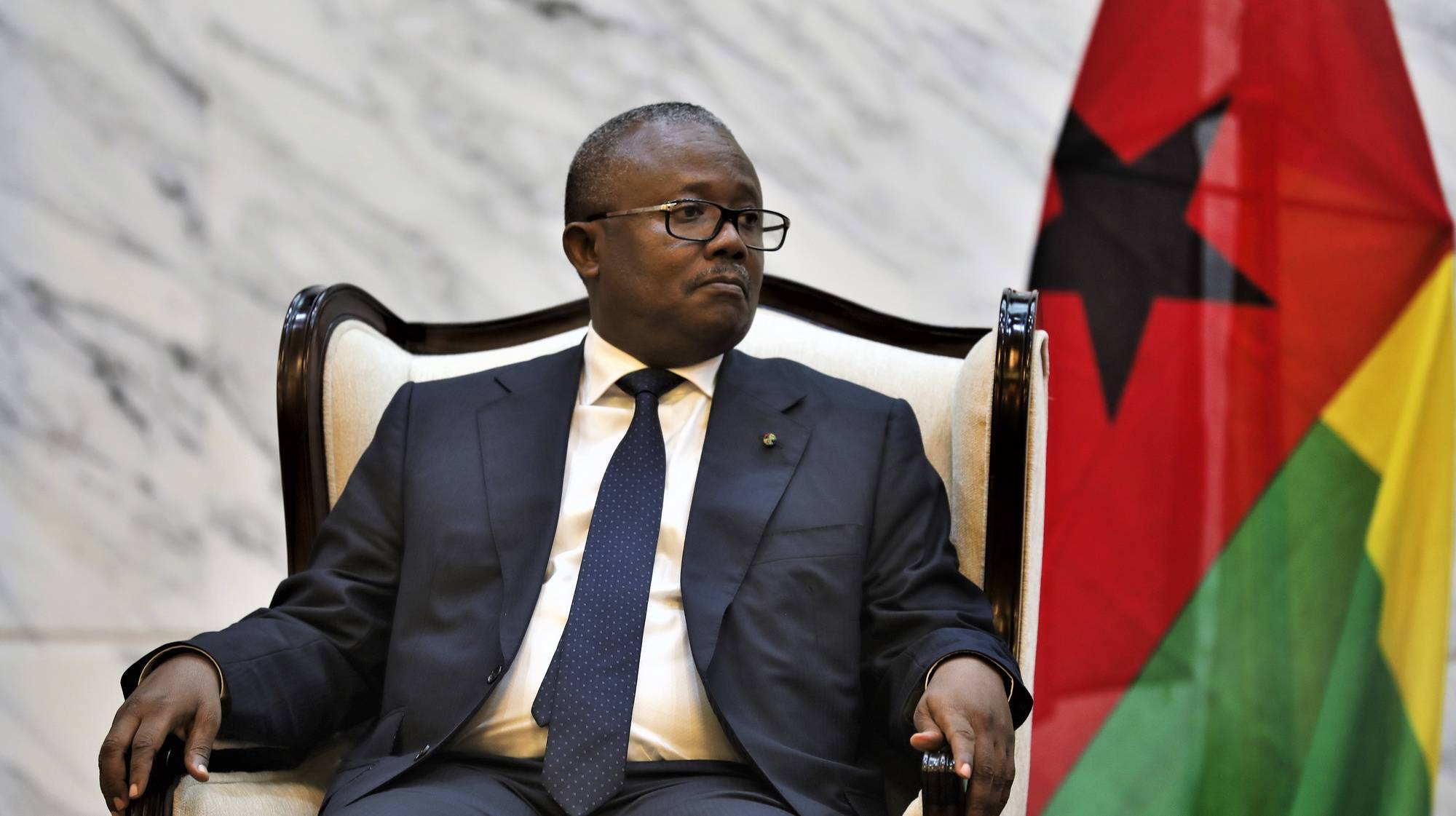 Presidente da Guiné-Bissau, Umaro Sissoco Embaló, durante um encontro com o Presidente da República de Moçambique, Filipe Nyusi (ausente na fotografia), no palácio presidencial, em Maputo, Moçambique, 19 de junho de 2024. O Presidente da Guiné-Bissau, iniciou hoje uma visita de Estado de três dias a Moçambique com a cooperação entre os dois países na agenda. LUÍSA NHANTUMBO/LUSA