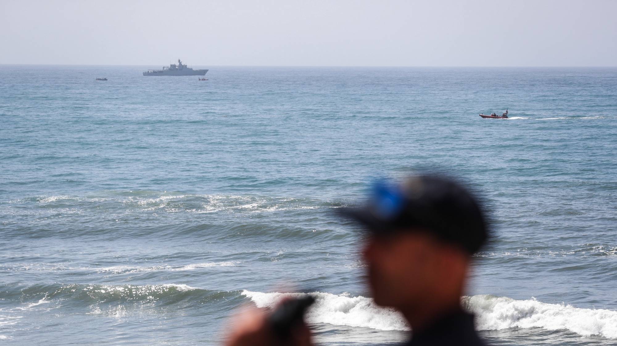 Continuam as operações de busca do naufrágio da embarcação de pesca que naufragou ontem ao largo de São Pedro de Moel, Marinha Grande, Leiria, 4 julho 2024. Na quarta-feira, pelas 04:33, foi dado o alerta para o naufrágio da embarcação de pesca “Virgem Dolorosa” para o comando local da Polícia Marítima da Nazaré. Dos 17 tripulantes, 11 foram resgatados. Registaram-se três mortes e há ainda três desaparecidos, naturais da praia da Leirosa, na Figueira da Foz (Coimbra). PAULO CUNHA/LUSA