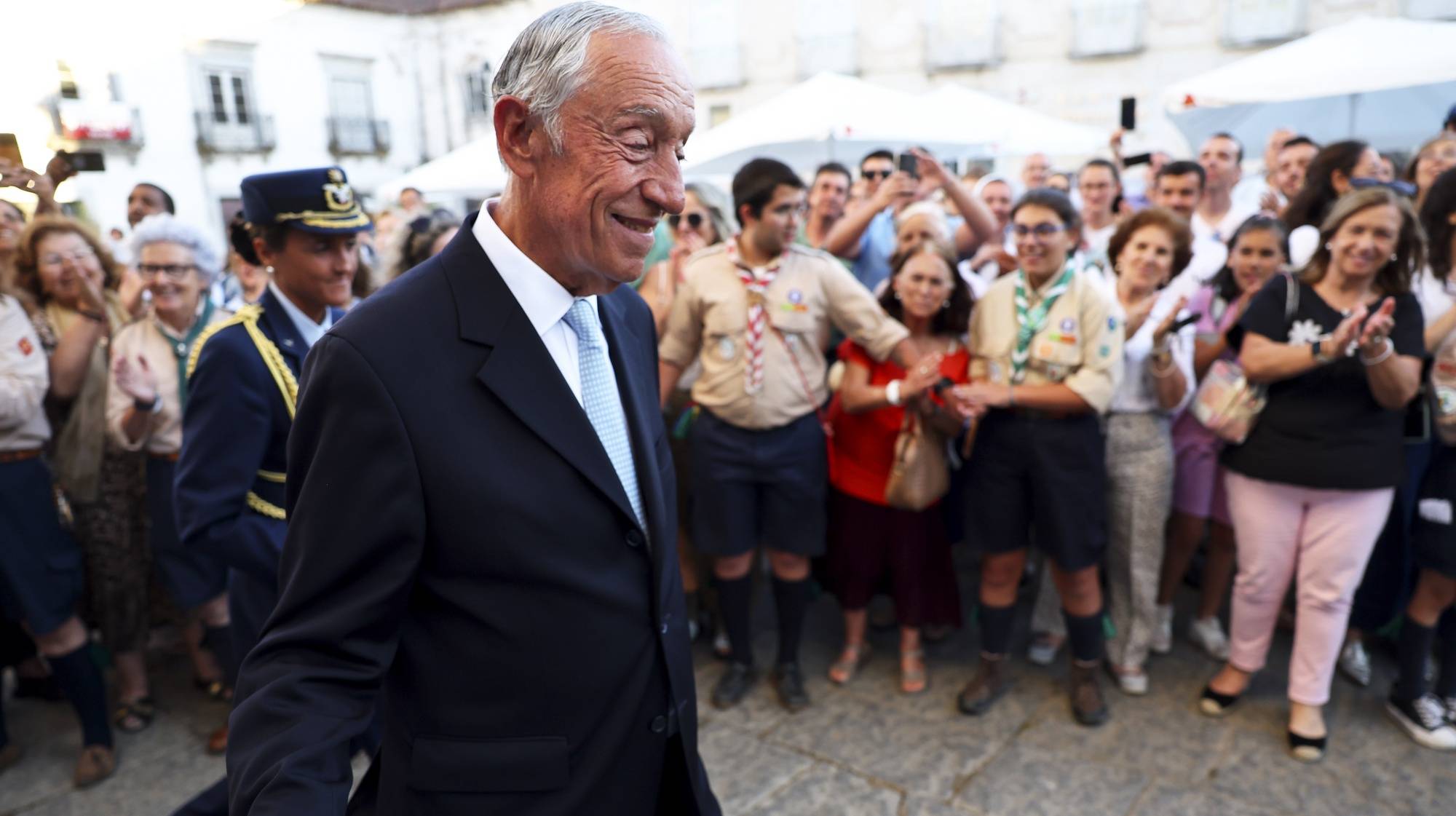 O Presidente da República, Marcelo Rebelo de Sousa, cumprimentado por populares à saída da celebração da ordenação episcopal e posse do recém-ordenado bispo de Beja, D. Fernando Paiva (ausente na fotografia), como 15º bispo de Beja, na Sé de Beja, 07 de julho de 2024. NUNO VEIGA/LUSA