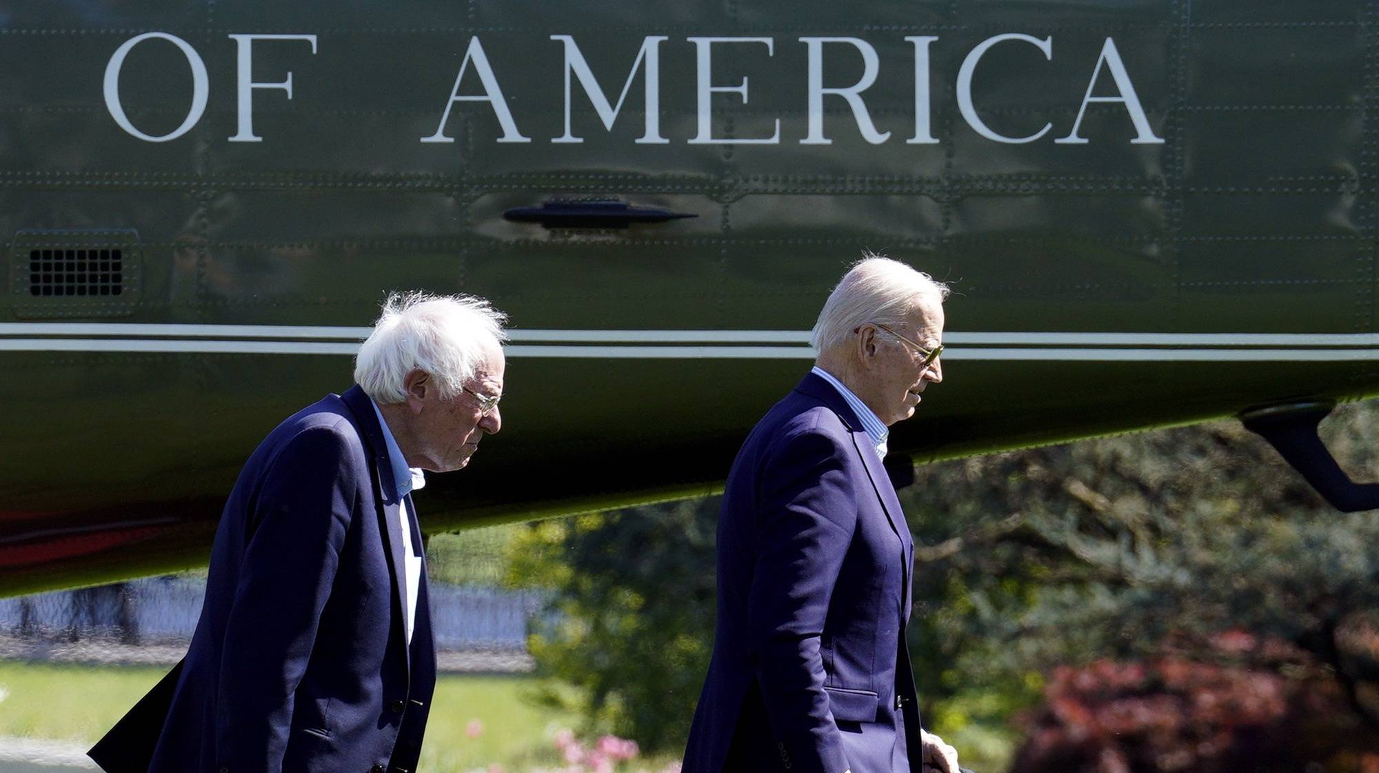 epa11294721 US President Joe Biden (R) walks with Senator Bernie Sanders (I-VT) to the Oval Office of the White House upon his return to Washington, DC, USA, 22 April 2024, after a weekend in Delaware.  EPA/Yuri Gripas / POOL