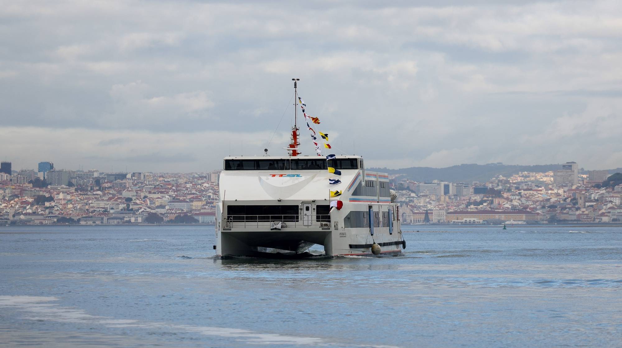 O Navio Leader “Cegonha Branca”, o 1.º navio elétrico da TTSL - Transtejo Soflusa,  foi esta manhã inaugurado pelo primeiro-ministro, António Costa, e pelo ministro do Ambiente e da Ação Climática, Duarte Cordeiro (ausentes da fotografia), no Terminal Fluvial do Seixal, 28 de novembro de 2023. ANTÓNIO COTRIM/LUSA