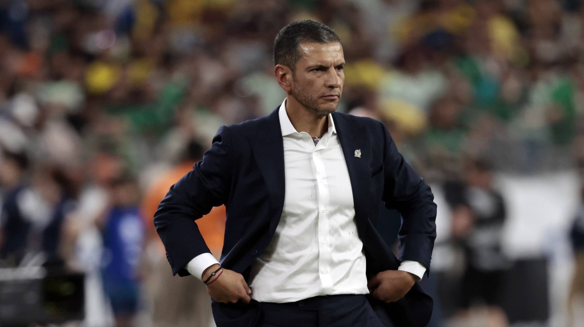 epa11449106 Team coach of Mexico Jaime Lozano watches game action during the CONMEBOL Copa America 2024 group B soccer match between Mexico and Ecuador in Glendale, Arizona, USA, 30 June 2024.  EPA/JOHN G. MABANGLO