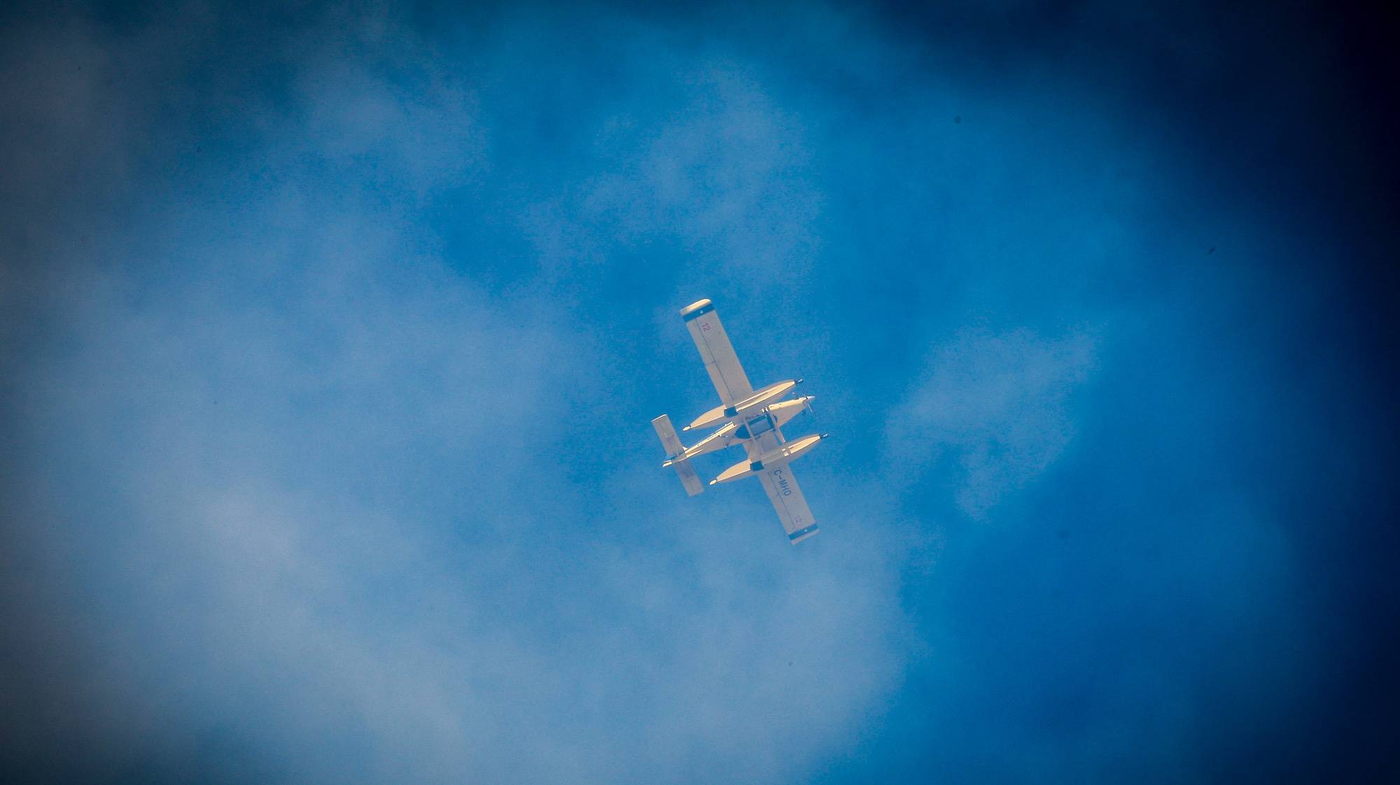 Um avião combate um incêndio que deflagrou hoje em zona de mato por volta das 12:20, em Alcabideche, no concelho de Cascais, Lisboa, de acordo com a Proteção Civil, 21 de julho de 2024. Segundo a página da Autoridade Nacional de Emergência e Proteção Civil (ANEPC), consultada às 17:08, 313 bombeiros, 91 veículos e nove meios aéreos combatiam o incêndio no local. ANTÓNIO PEDRO SANTOS/LUSA