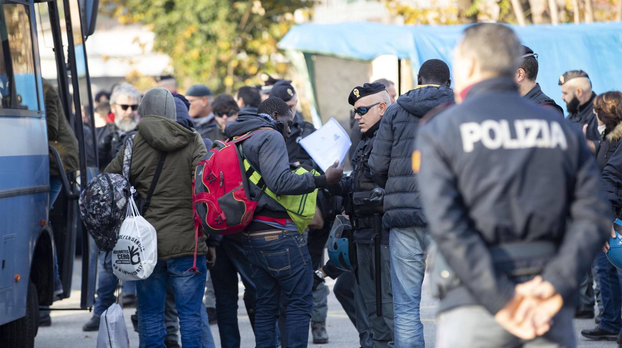 epa07162351 People prepare to board a bus as authorities clear a camp run by volunteers providing food and shelter to migrants near to Rome&#039;s Tiburtina railway station, Rome, Italy, 13 November 2018. Around 200 migrants were in the Baobab Experience camp before the eviction.  EPA/MASSIMO PERCOSSI