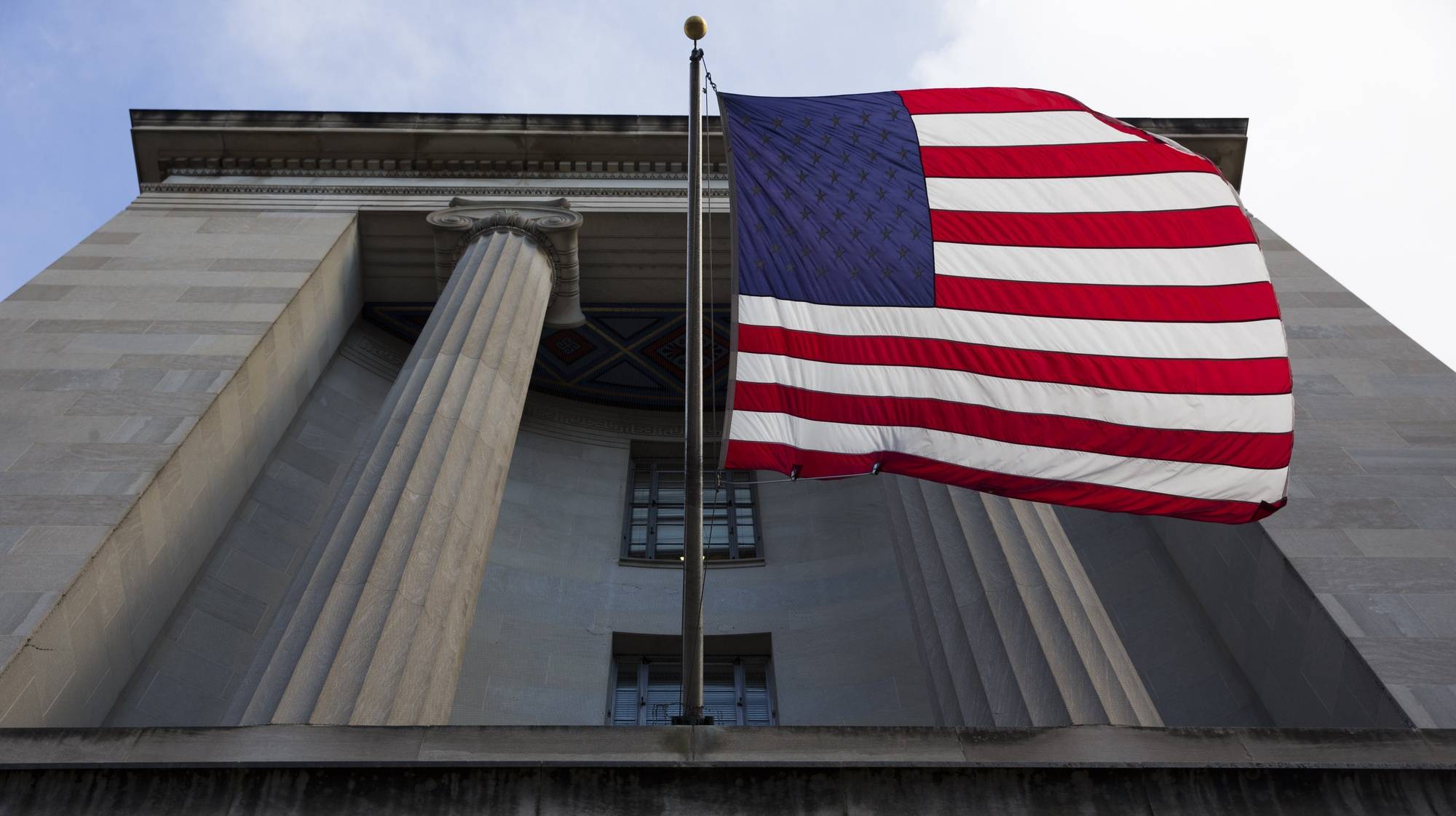 epa07457176 A general view of the US Justice Department after the Special Counsel Robert Mueller submitted a report on the Russian interference in the 2016 election to US Attorney General William Barr, in Washington, DC, USA, 22 March 2019.  EPA/MICHAEL REYNOLDS