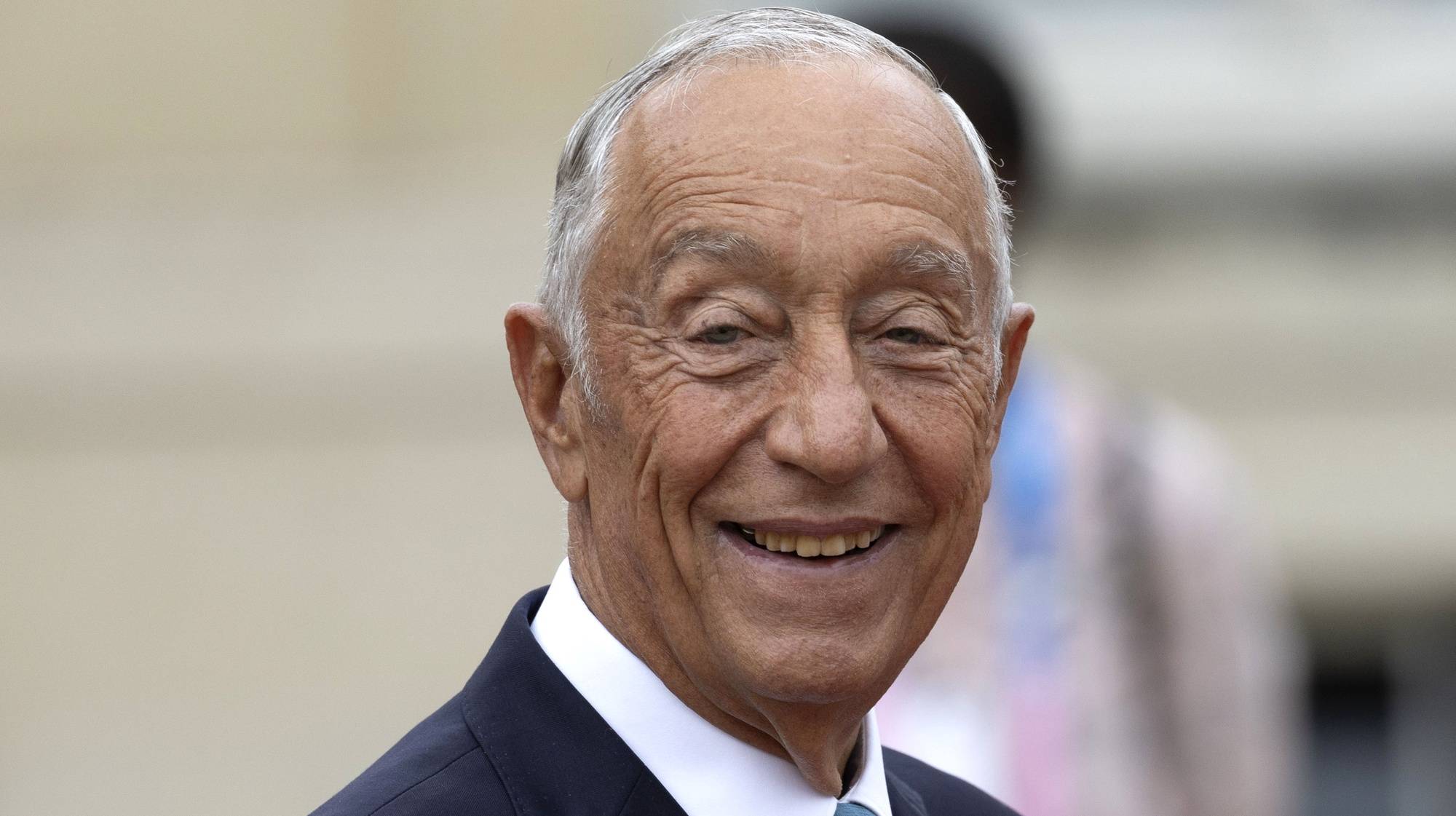 epa11497274 Marcelo Rebelo de Sousa smiles upon his arrival at a reception hosted by French President Macron and his wife at the Elysee Palace in Paris, France, 26 July 2024, ahead of the Opening Ceremony of the Paris 2024 Olympic Games. More than a hundred heads of state and government will attend the opening ceremony, which will be held on the evening of 26 July on the banks of the river Seine in Paris. It is the first time that an Olympic Opening Ceremony will not take place in a stadium. The Olympics will run until 11 August 2024.  EPA/ANDRE PAIN