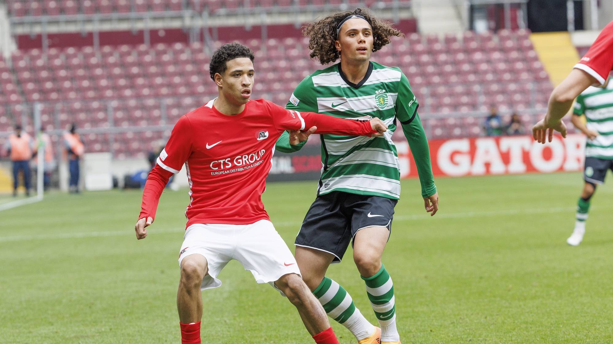 epa10583872 Alkmaar&#039;s Ro-Zangelo Daal (L) and Sporting&#039;s Goncalo Esteves (R) in aciton during the UEFA Youth League semifinal match between Sporting CP and AZ Alkmaar in Geneva, Switzerland, 21 April 2023.  EPA/SALVATORE DI NOLFI