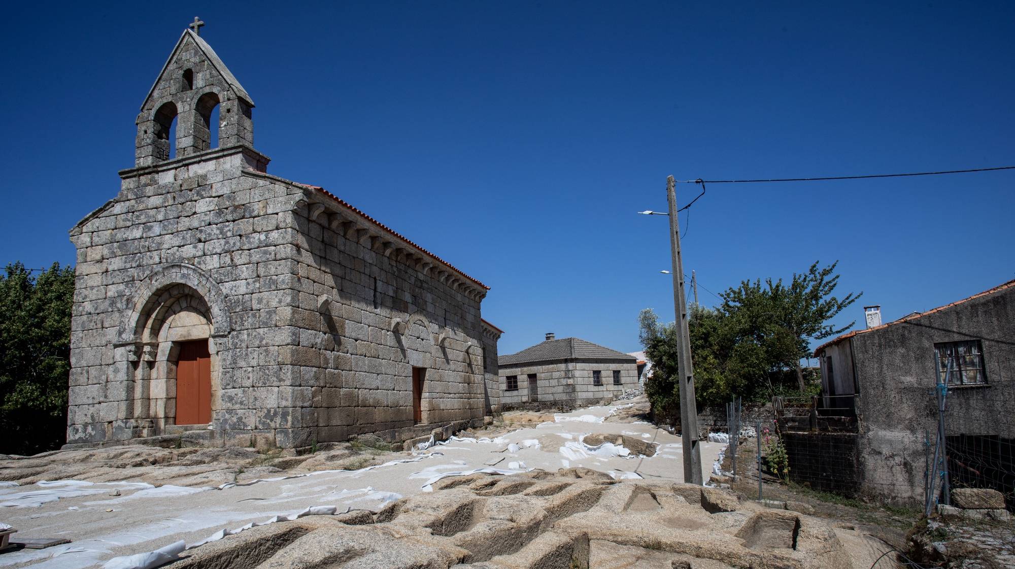 A necrópole medieval junto à Igreja de Santa Marinha, a maior na Península Ibérica com aproximadamente 700 sepulturas, na aldeia de Moreira de Rei, Trancoso, 01 de agosto de 2024. A aldeia de Moreira de Rei, no concelho de Trancoso, distrito da Guarda, quer fazer da maior necrópole ibérica um importante ponto de interesse turístico, com um projeto de valorização a concluir antes do final do ano. (ACOMPANHA TEXTO DA LUSA DO DIA 04 DE AGOSTO DE 2024). MIGUEL PEREIRA DA SILVA/LUSA