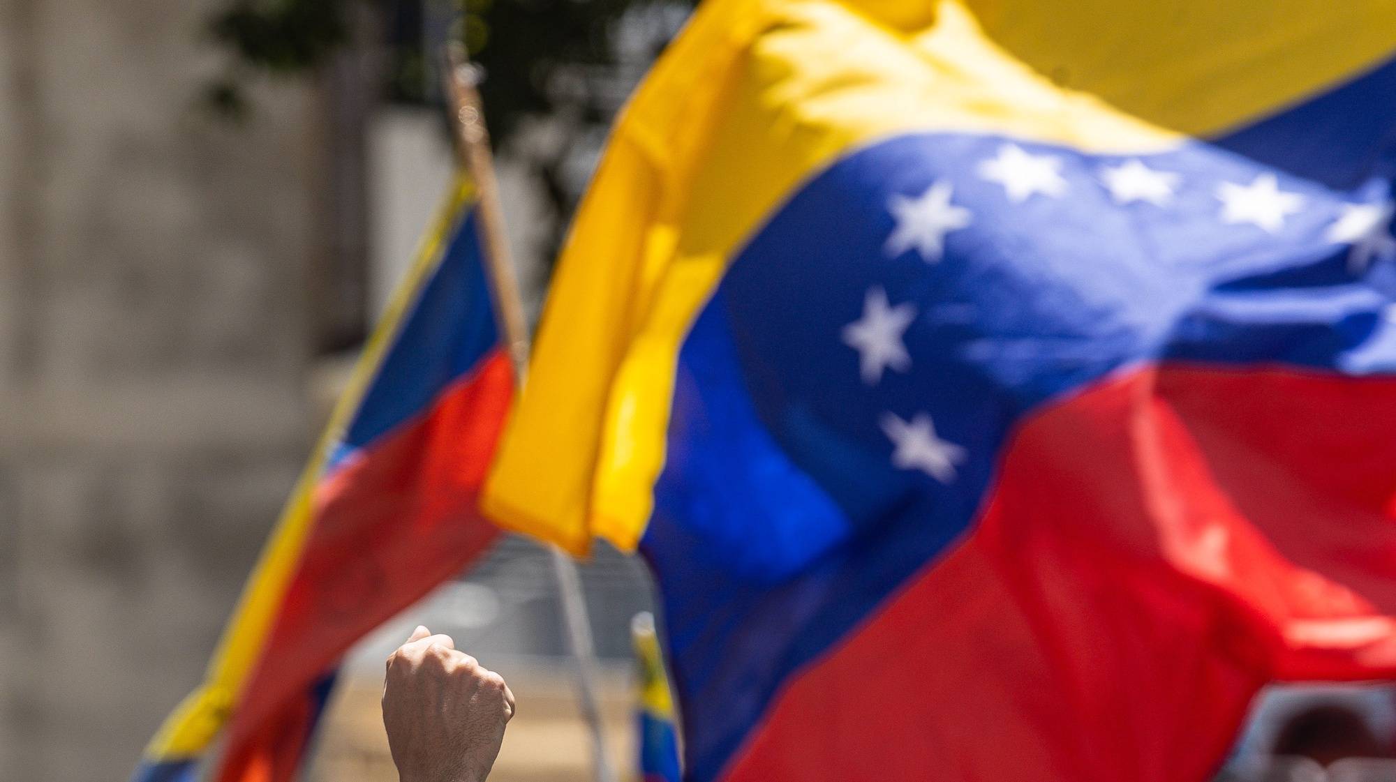 epa11523563 A person raises a fist during a protest called by the Venezuelan opposition against the official results of the country&#039;s 28 July presidential elections in Caracas, Venezuela, 03 August 2024. The Venezuelan National Electoral Council (CNE) on 02 August 2024 proclaimed Nicolas Maduro as re-elected president of Venezuela.  EPA/HENRY CHIRINOS