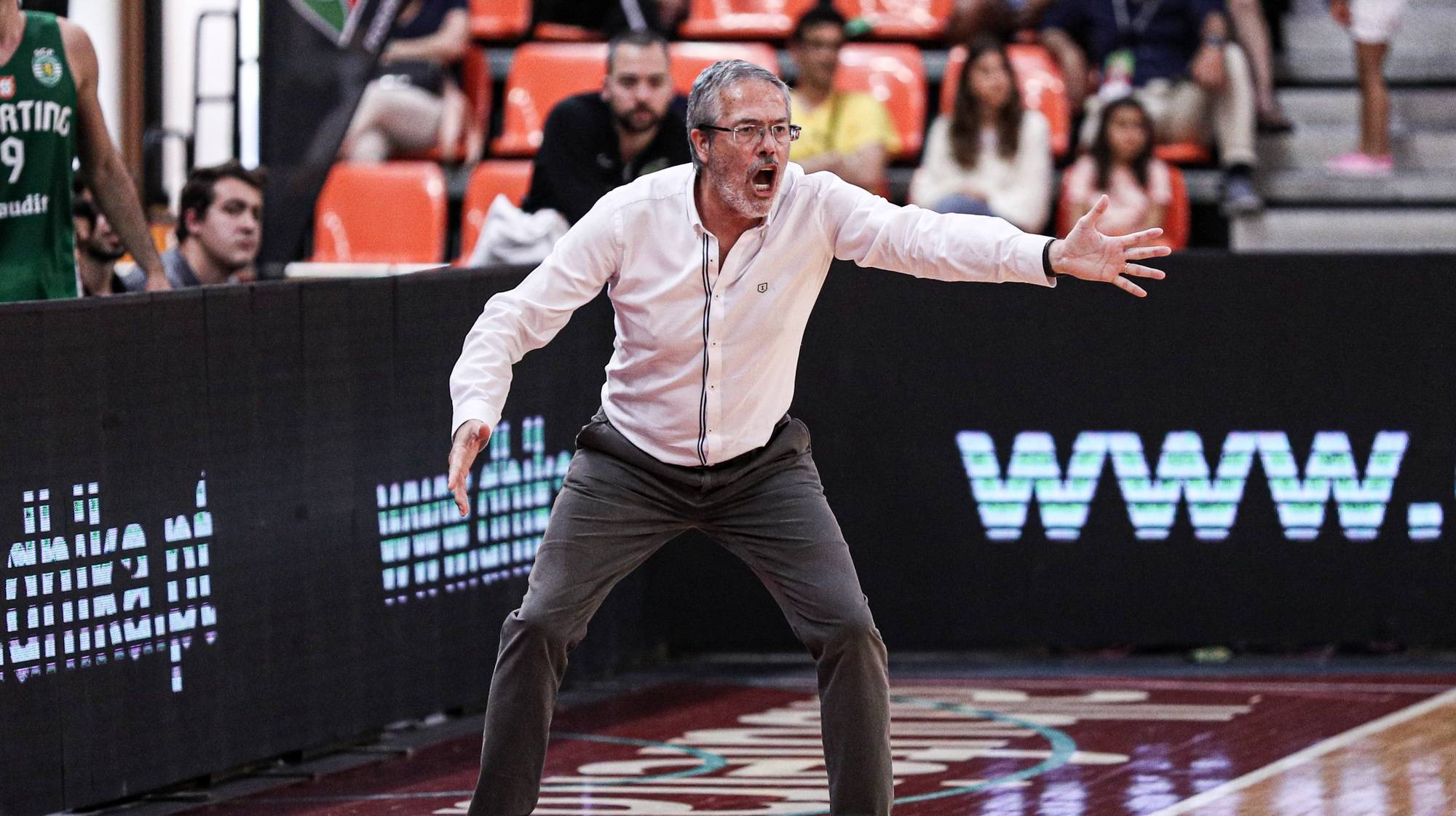 O treinador do Sporting, Luís Magalhães, reage durante a final da Taça de Portugal de Basquetebol cntra o Benfica, disputado no Pavilhão Desportivo de Albufeira, 08 de maio de 2022. LUÍS FORRA/LUSA