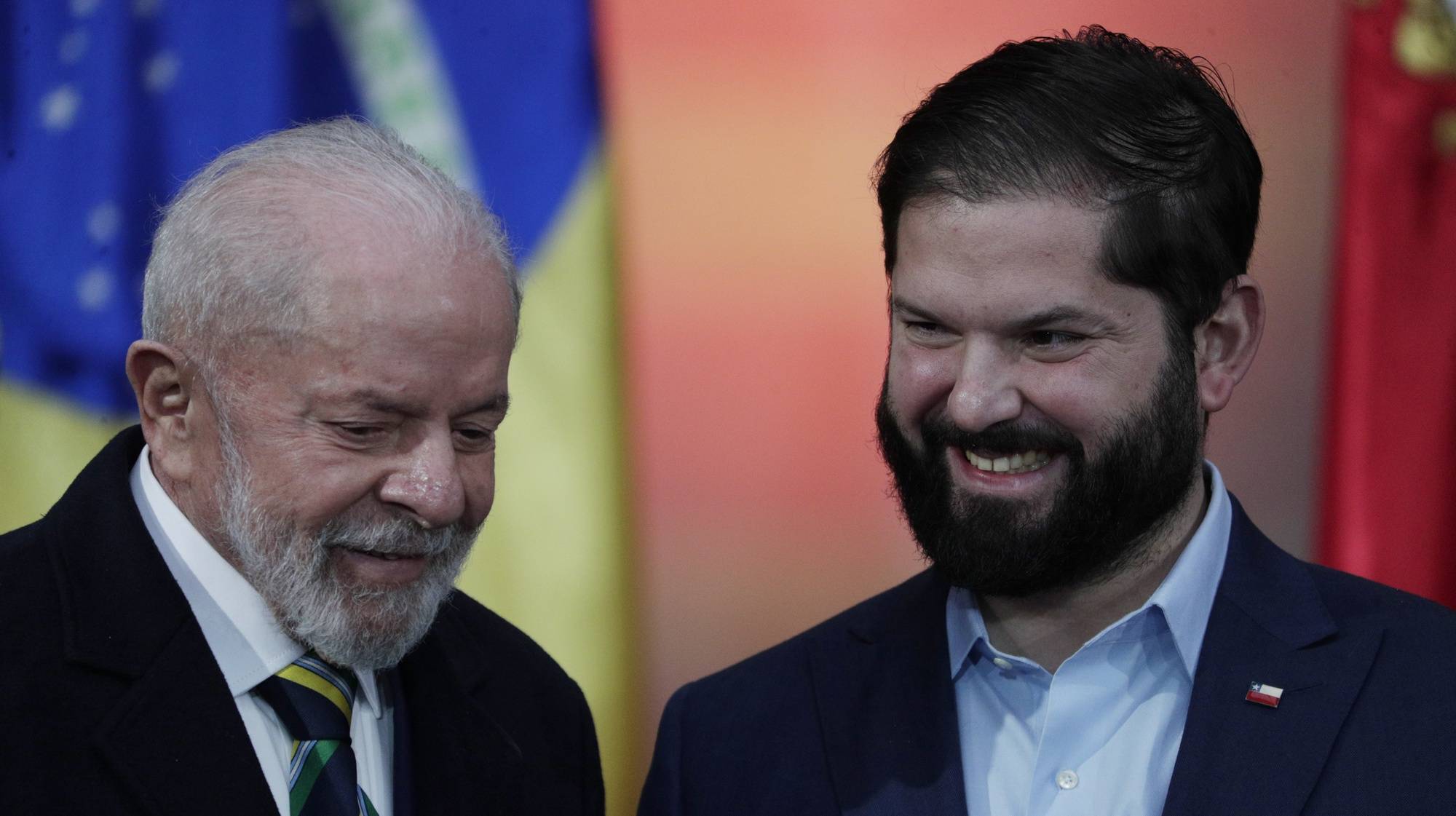 epa11528708 President of Chile Gabriel Boric (R) talks with the President of Brazil Luiz Inacio Lula da Silva  during a joint statement at La Moneda Palace in Santiago, Chile, 05 August 2024. Lula is on his first official visit to Chile since returning to power in 2023. The trip also includes meetings with officials from the Parliament and the Supreme Court of the Andean country.  EPA/ELVIS GONZALEZ